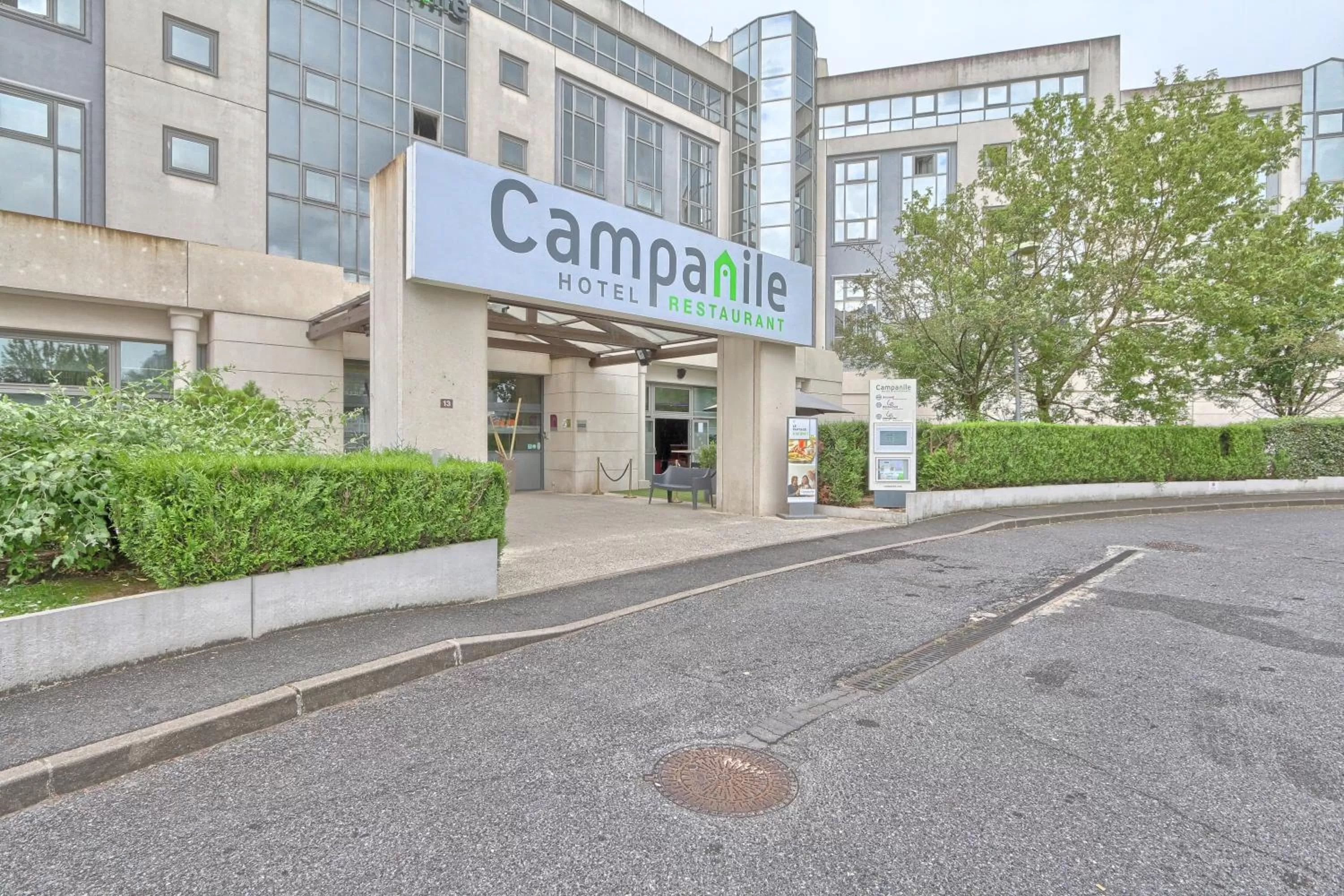 Facade/entrance in Campanile Paris CDG Airport Villepinte