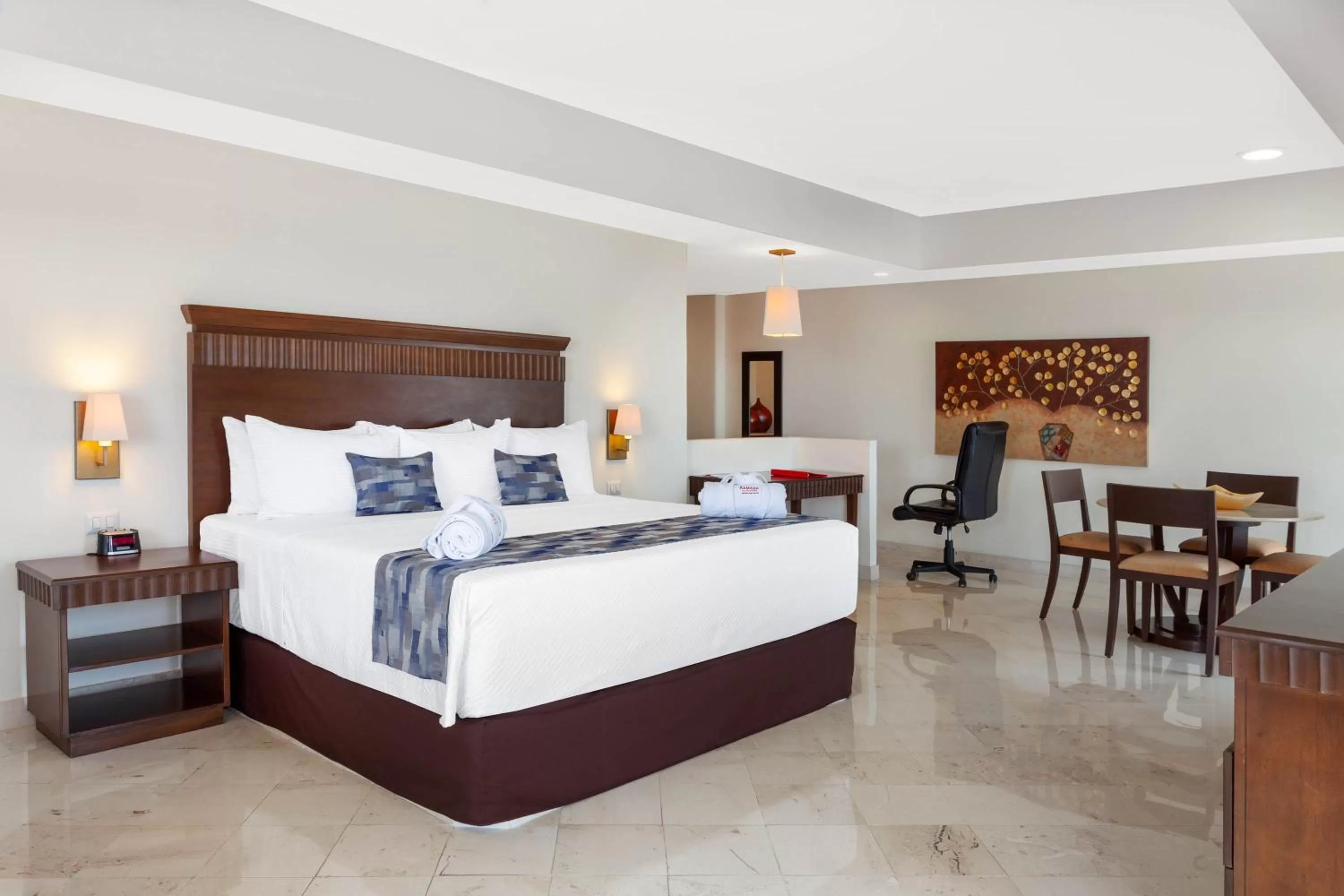 Quiet street view, Bed in Ramada Plaza by Wyndham Veracruz Boca del Rio