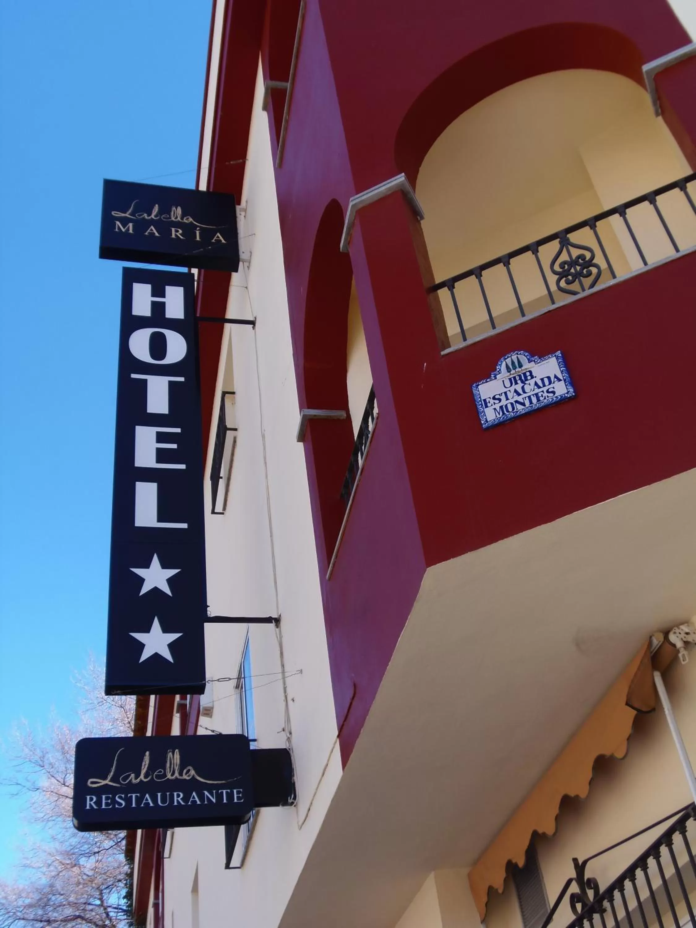 Facade/entrance in Labella María