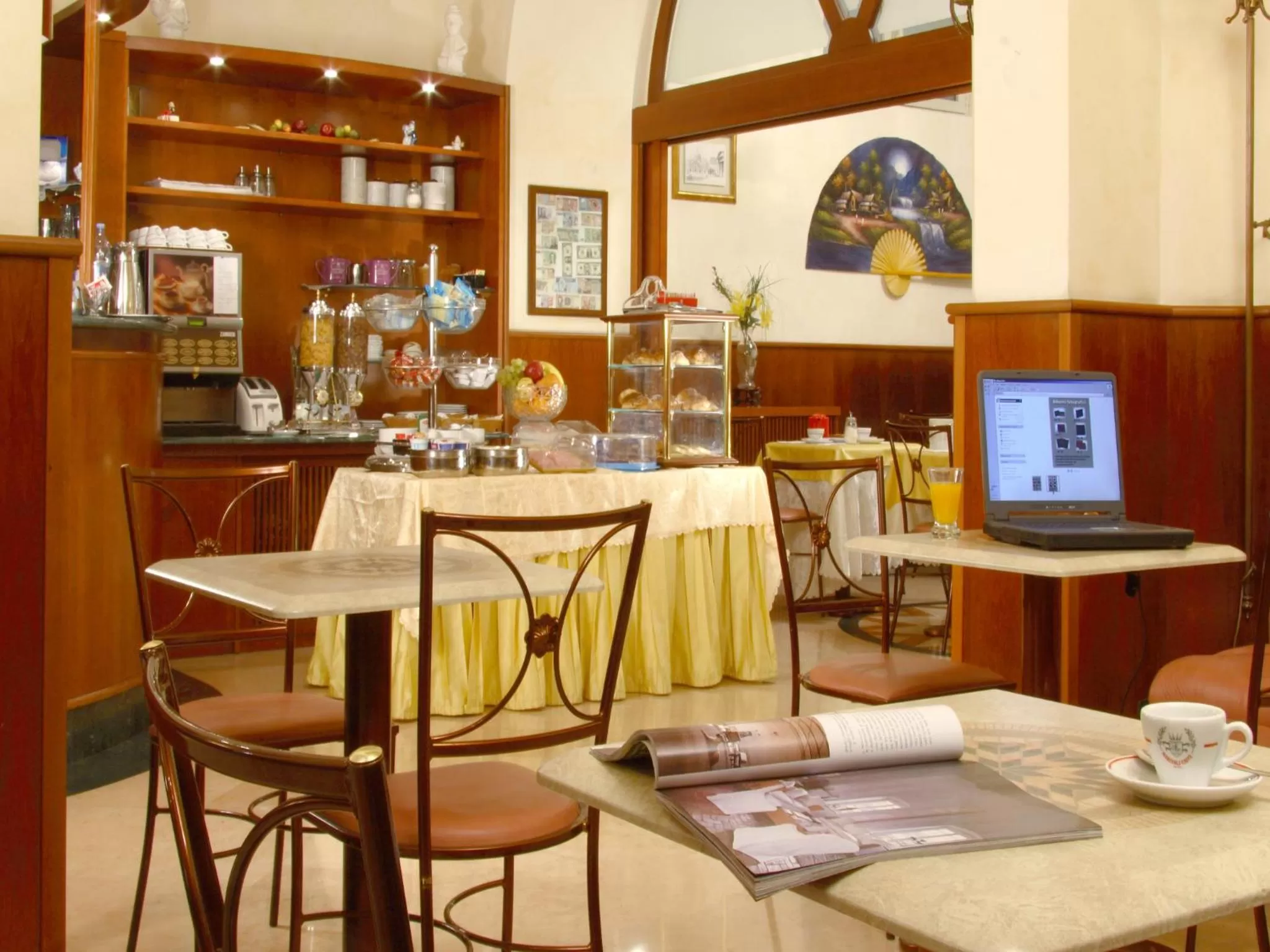 Restaurant/places to eat in Hotel Assisi