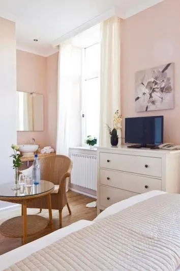 Photo of the whole room, Bed in Buchholz Downtown Hotel