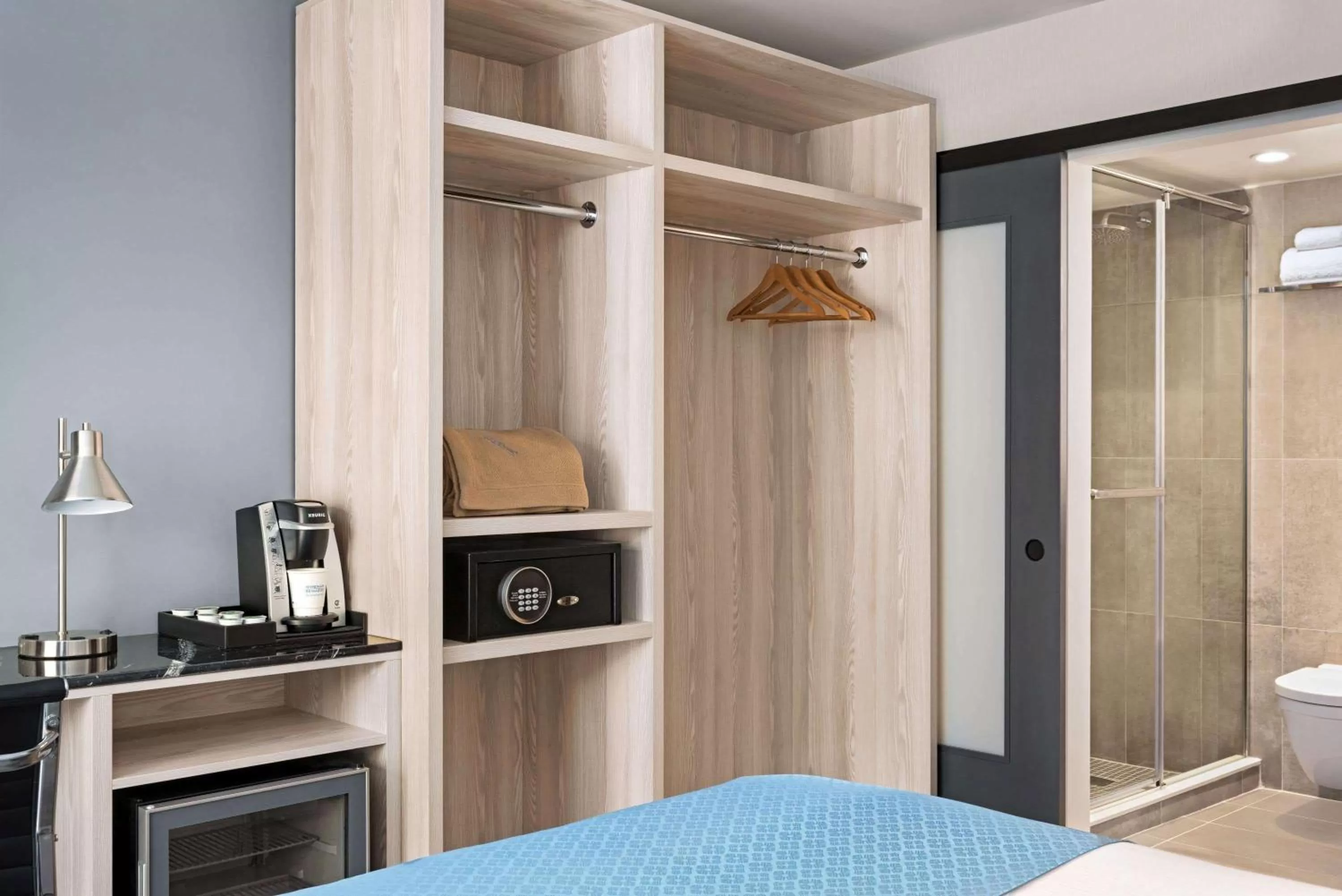 Photo of the whole room, Bed in Wingate by Wyndham New York Midtown South/5th Ave