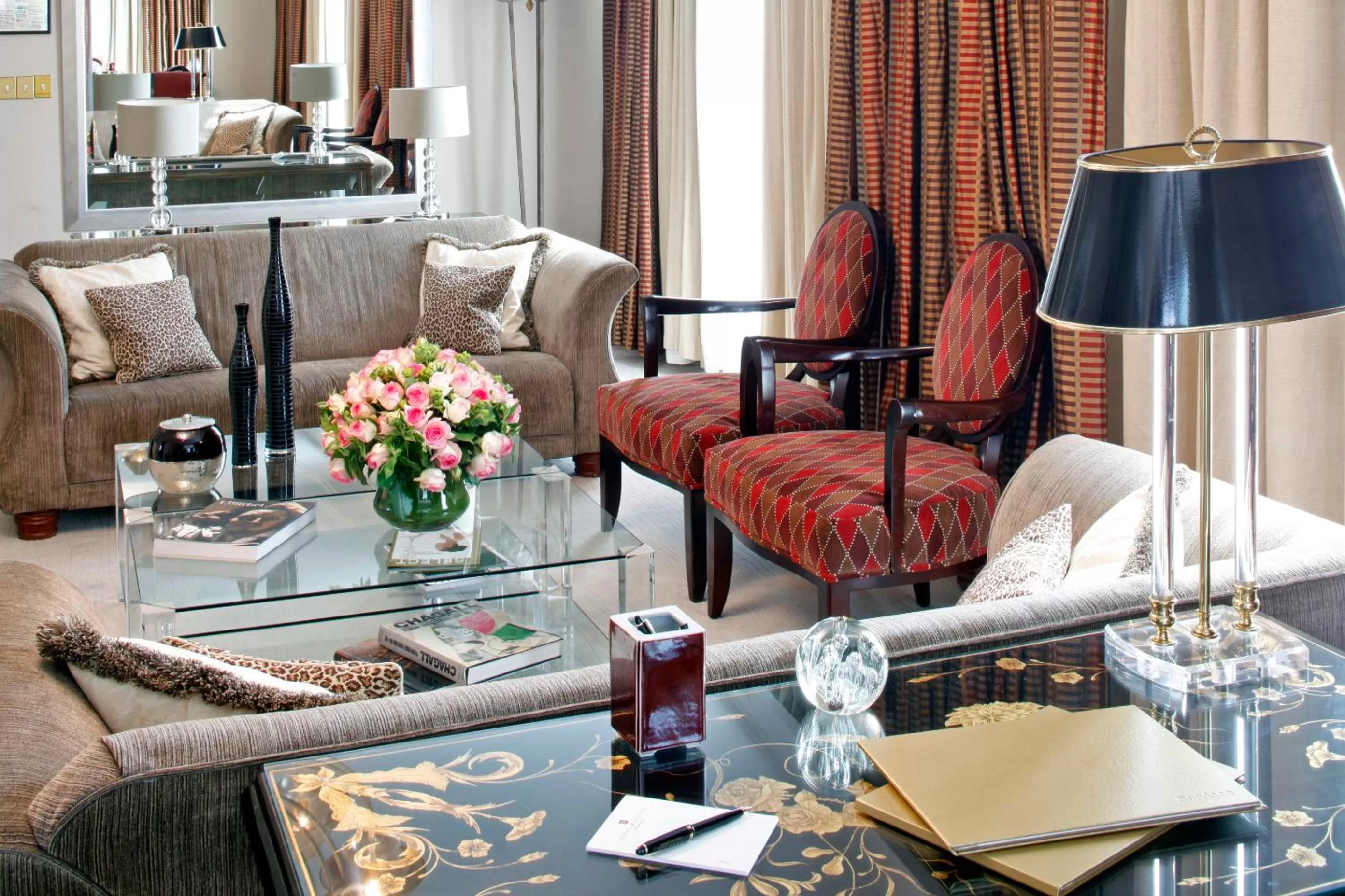 Lobby or reception in Warwick Champs-Elysées Paris