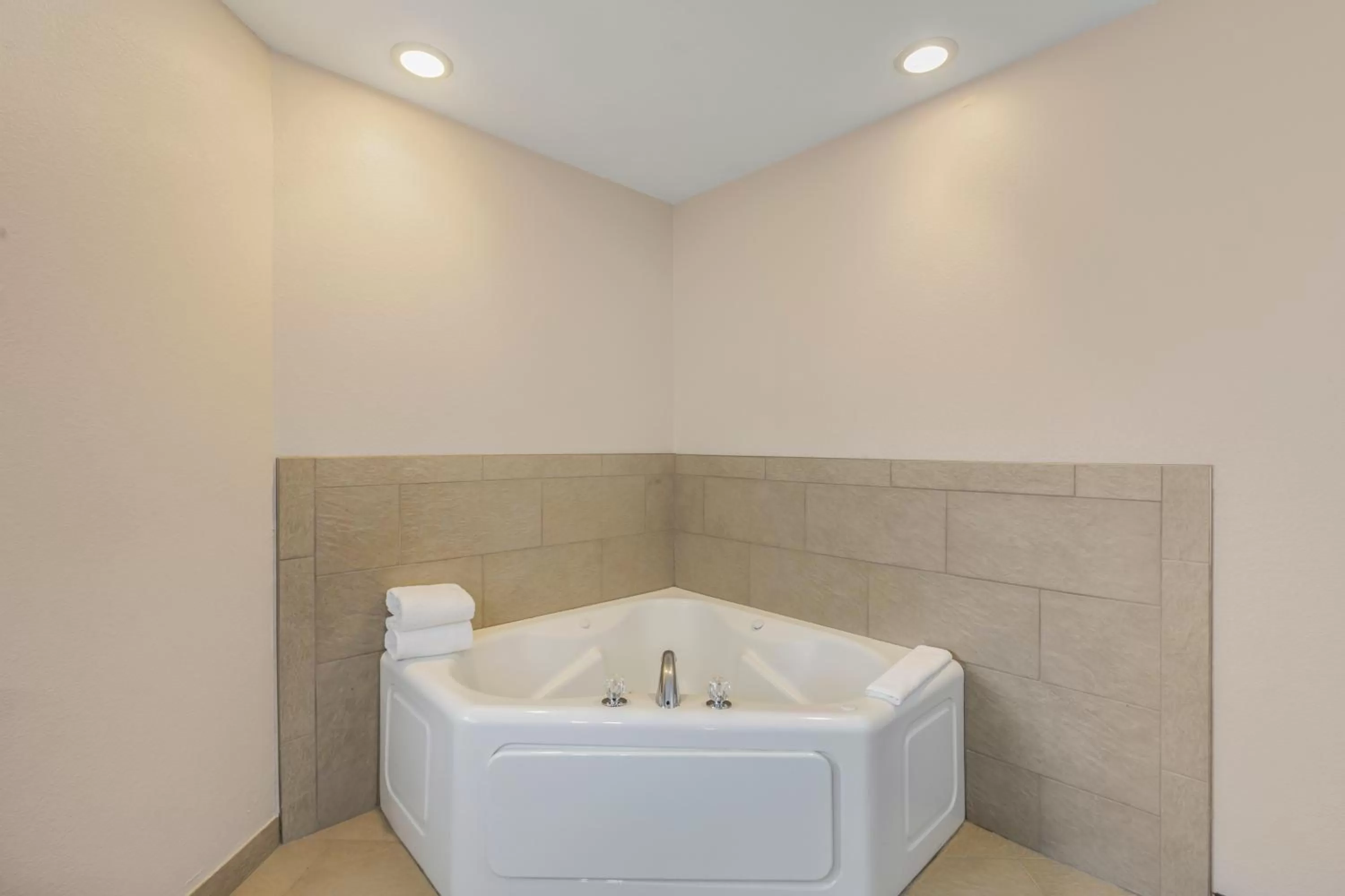 Bath in Country Inn & Suites by Radisson, Elk Grove Village-Itasca