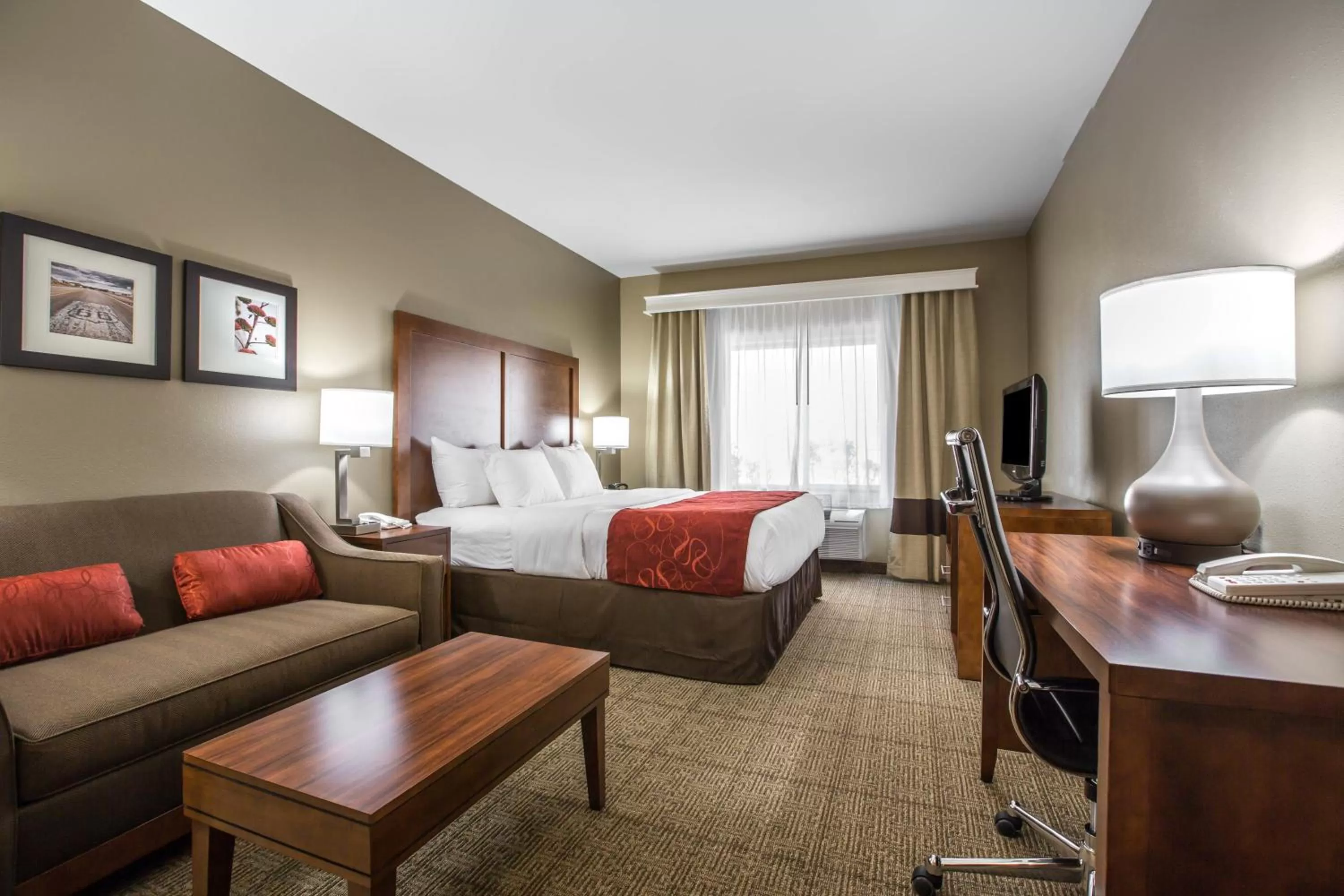 Photo of the whole room, Bed in Comfort Suites Victorville-Hesperia