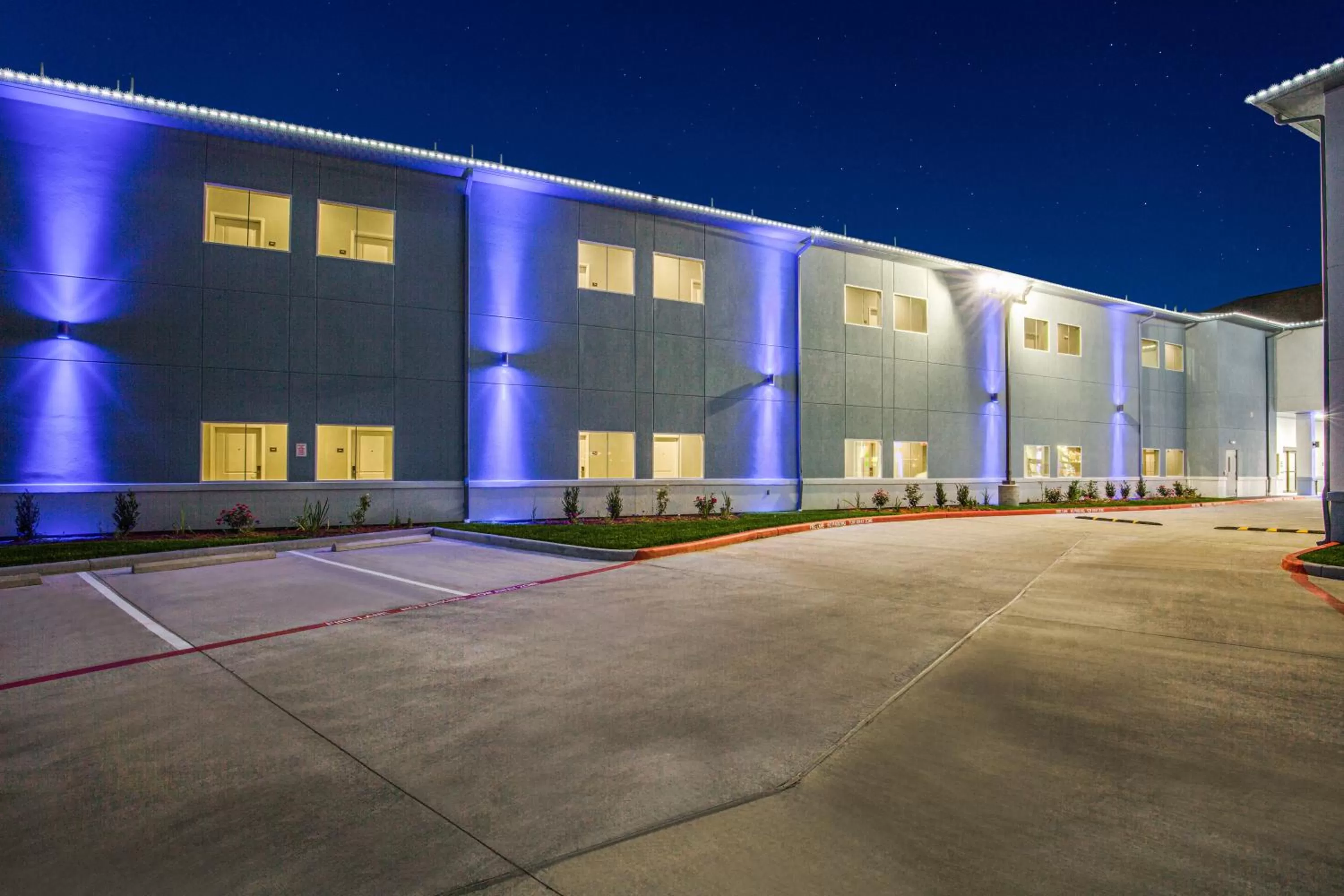 Property building in Scottish Inns & Suites Houston, TX