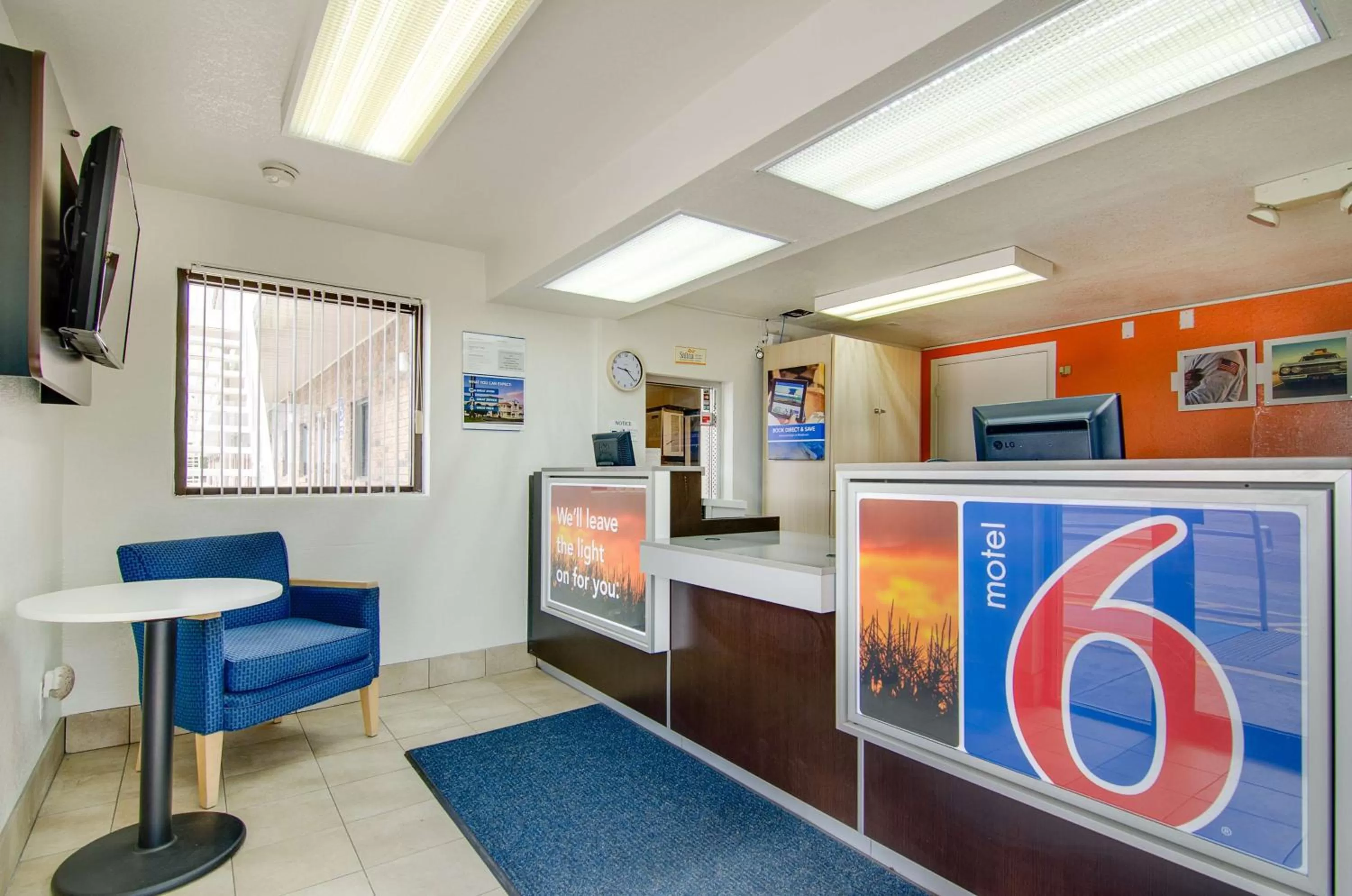 Communal lounge/ TV room in Motel 6-Salina, KS