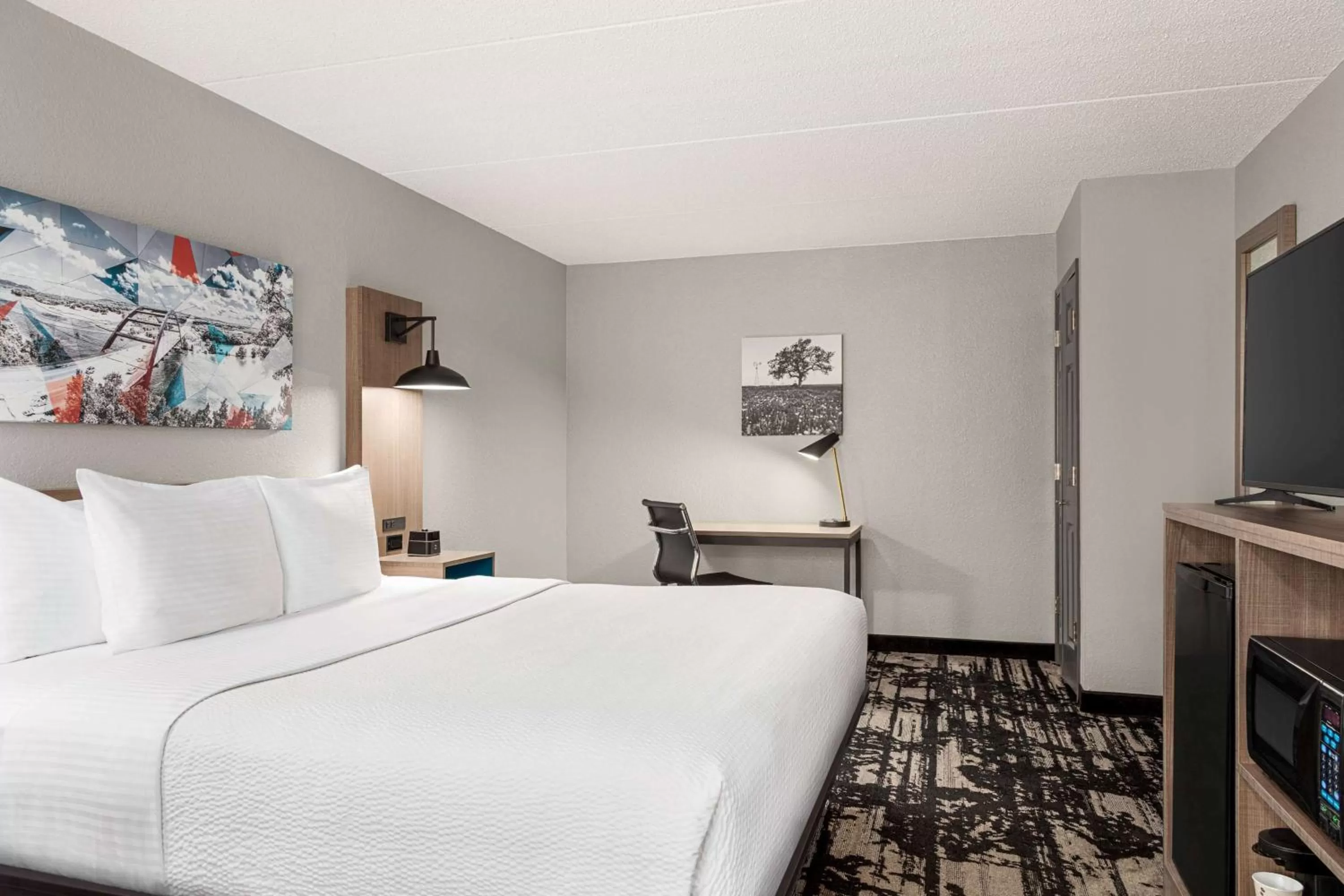 Photo of the whole room, Bed in La Quinta Inn by Wyndham Temple