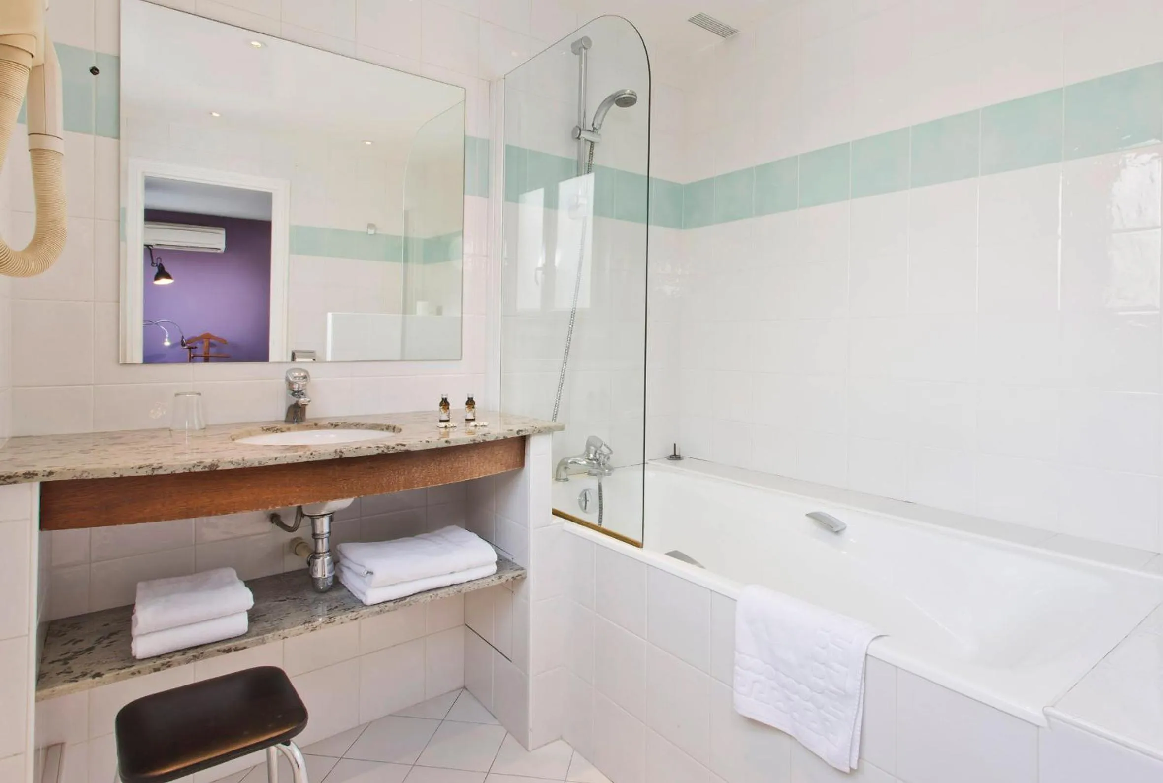 Bathroom in Hotel Concortel Paris