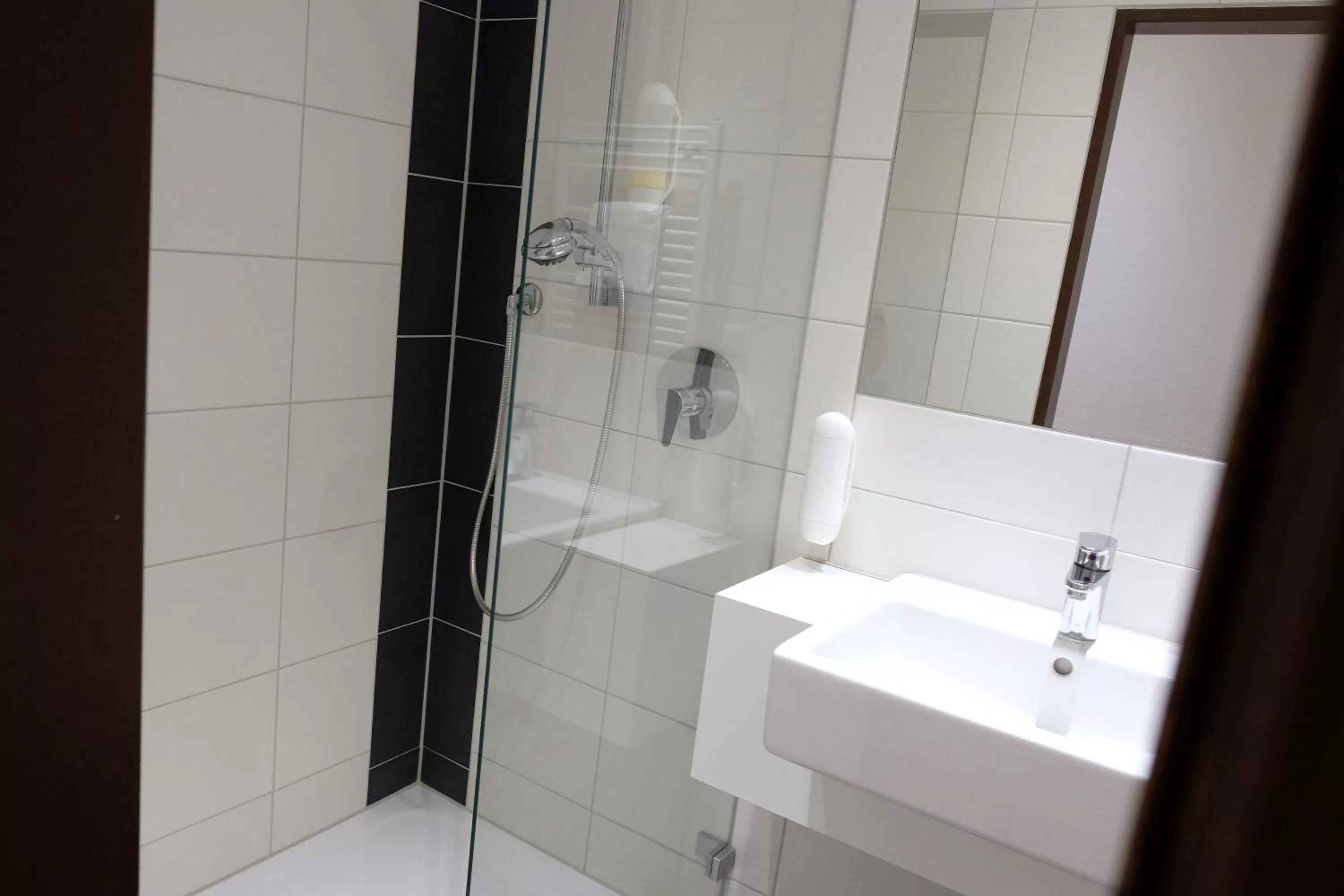 Shower in Romantica Hotel Blauer Hecht