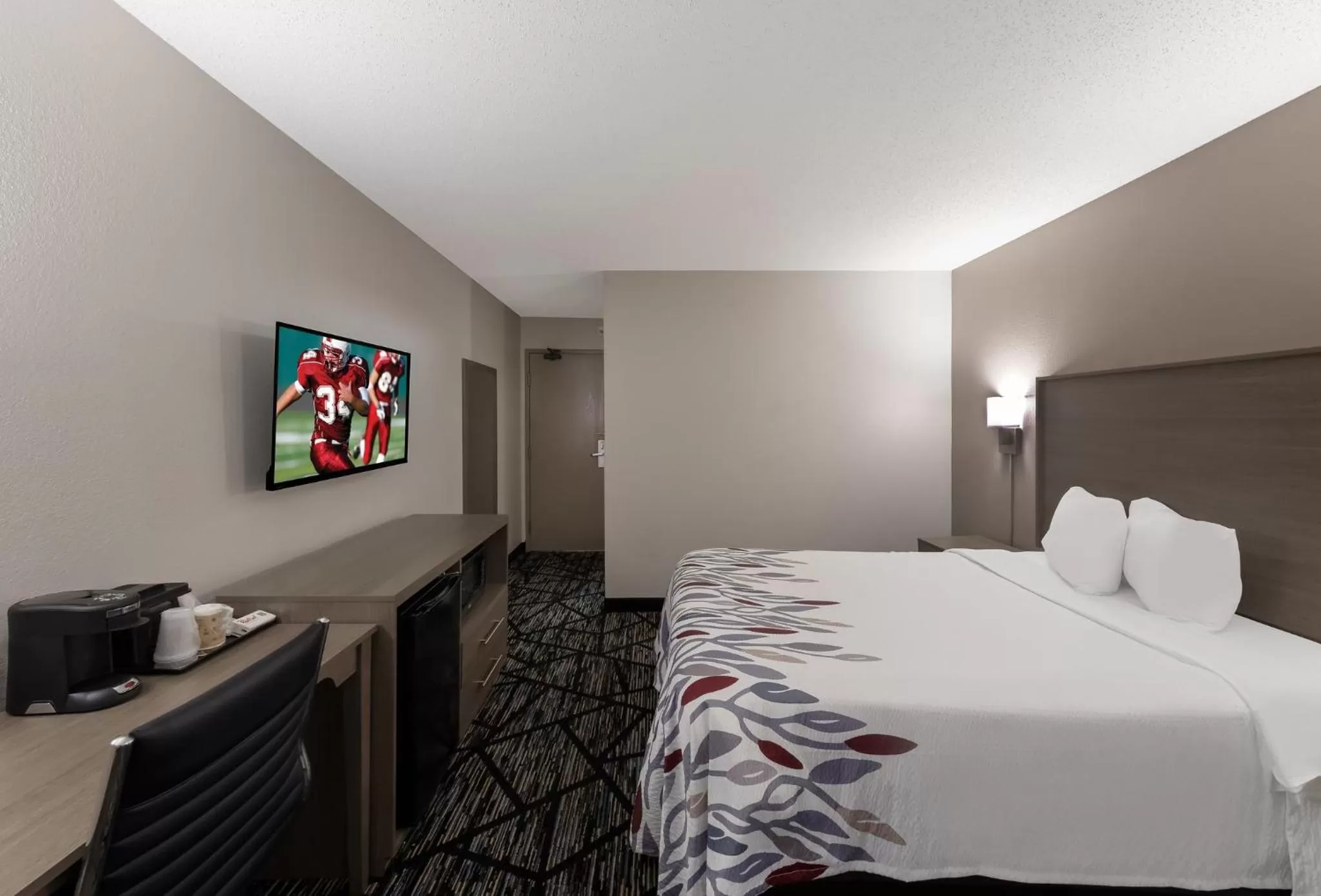 Photo of the whole room, Bed in Red Roof Inn Mansfield