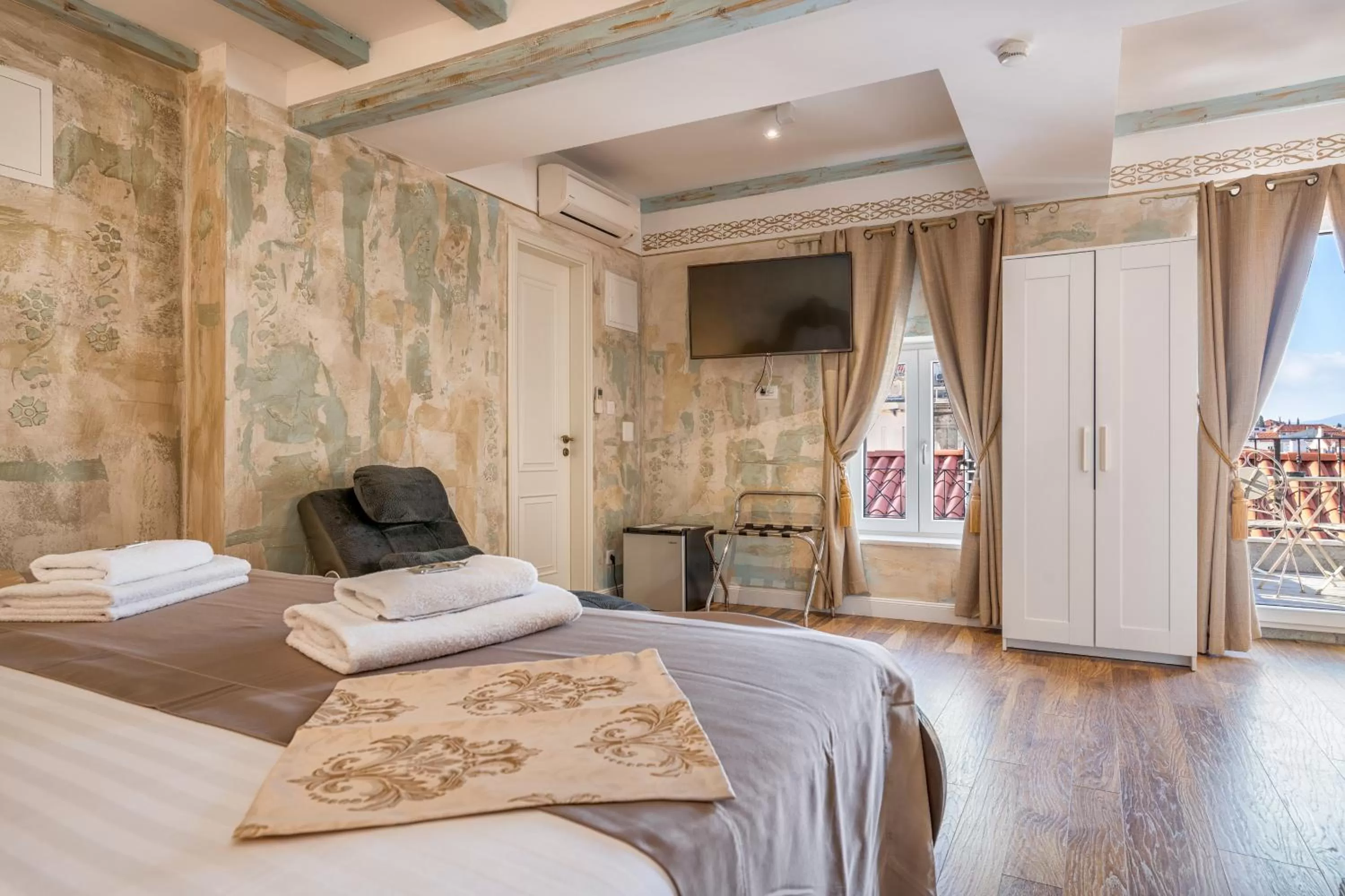 Bed in Plaza Marchi Old Town - MAG Quaint & Elegant Boutique Hotels