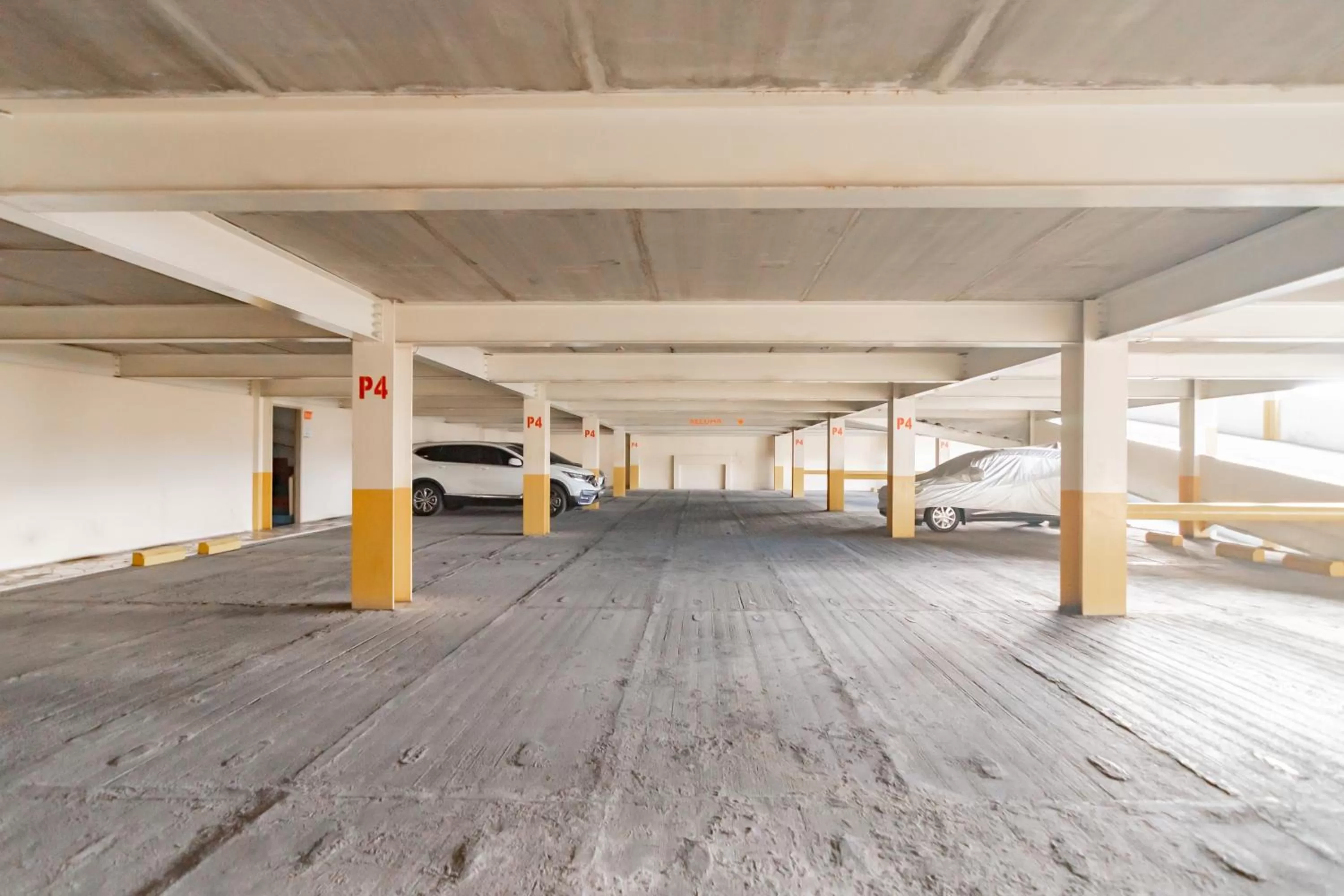 Parking in RedDoorz Premium near Bandung Station