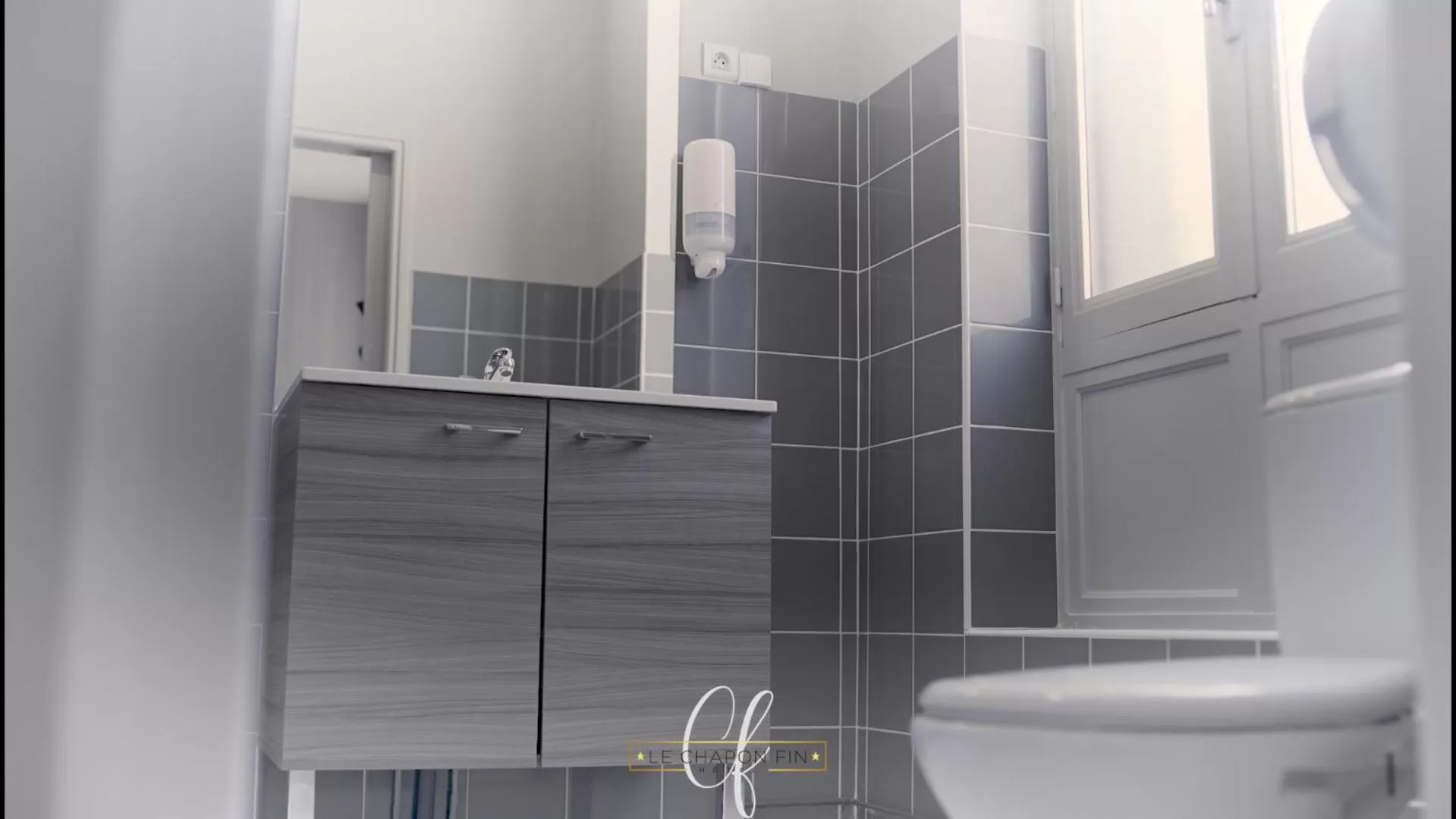 Shower in HÔTEL LE CHAPON FIN