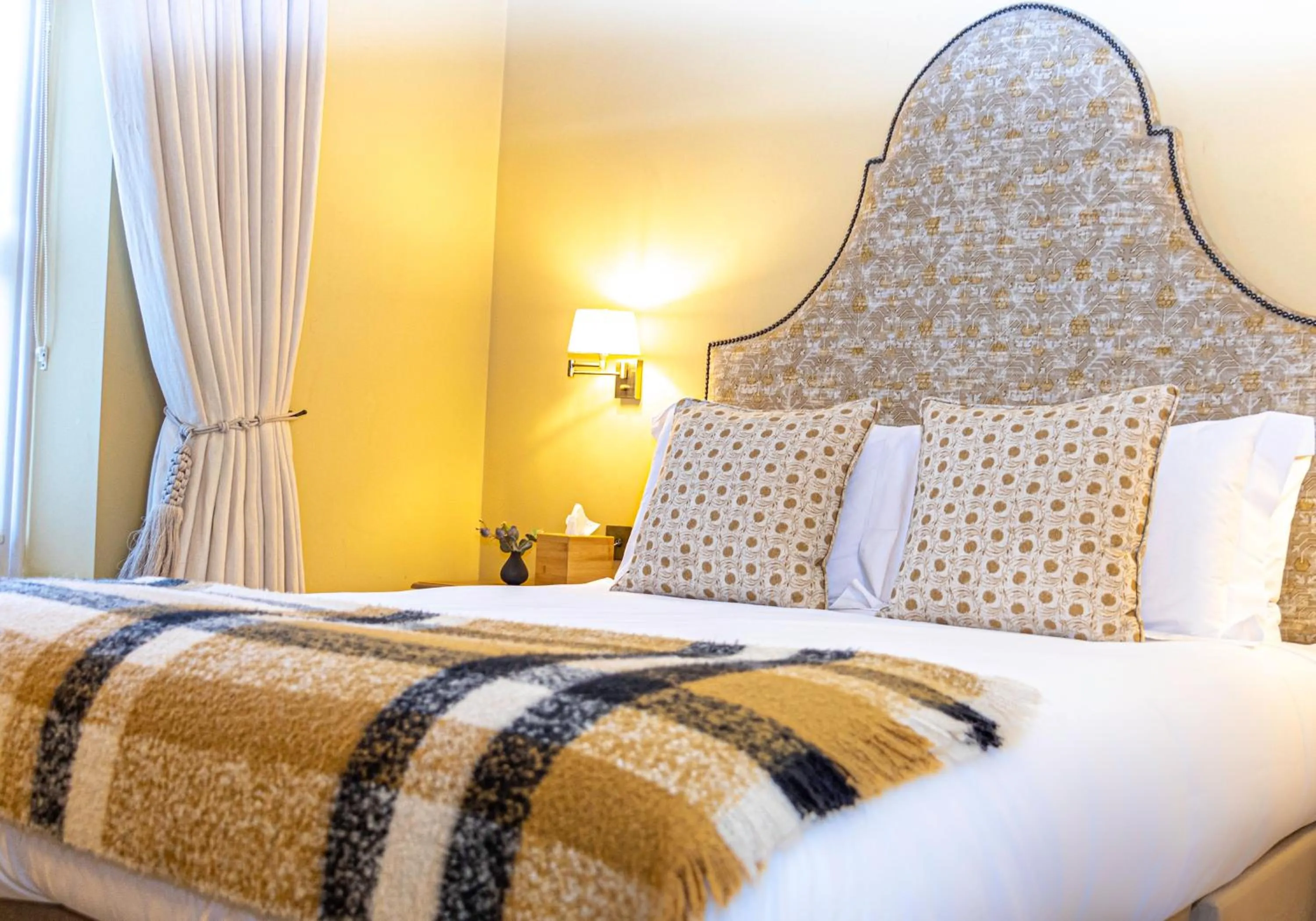 Bedroom, Bed in The Horse and Groom Inn