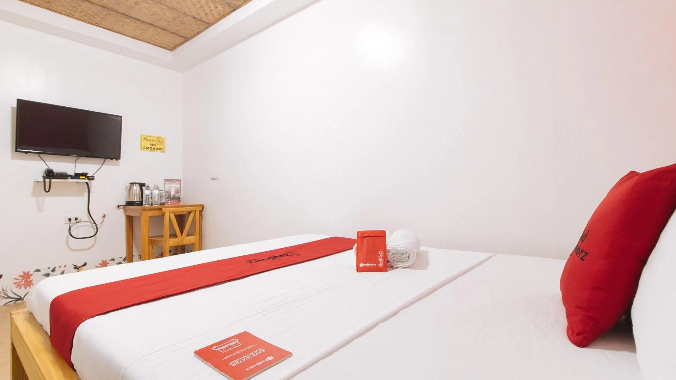 Photo of the whole room, Bed in RedDoorz at DBuilders Rooms Ph1 Taguig