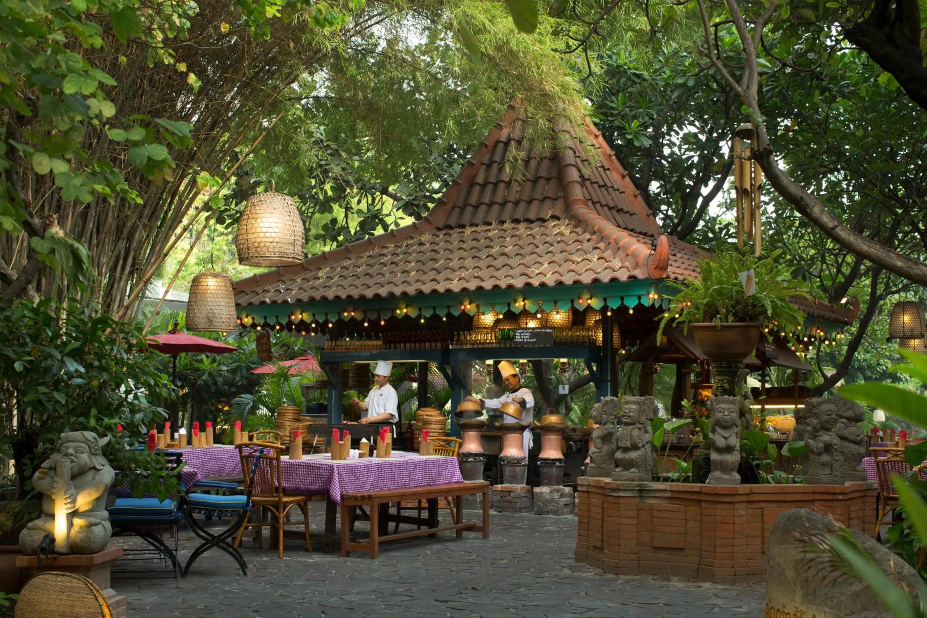 Restaurant/places to eat in Bumi Surabaya City Resort