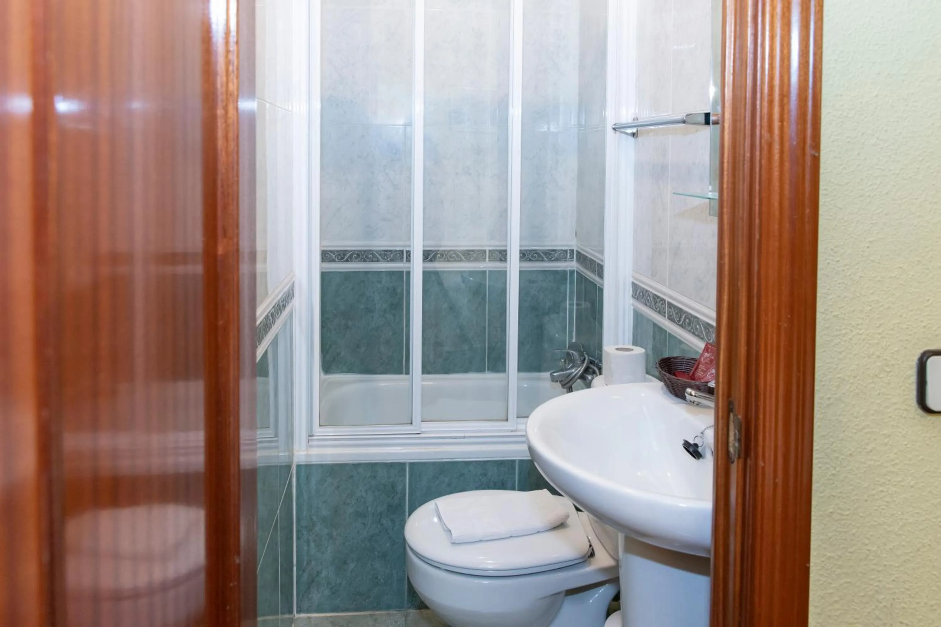 Bathroom in Hostal Tokio