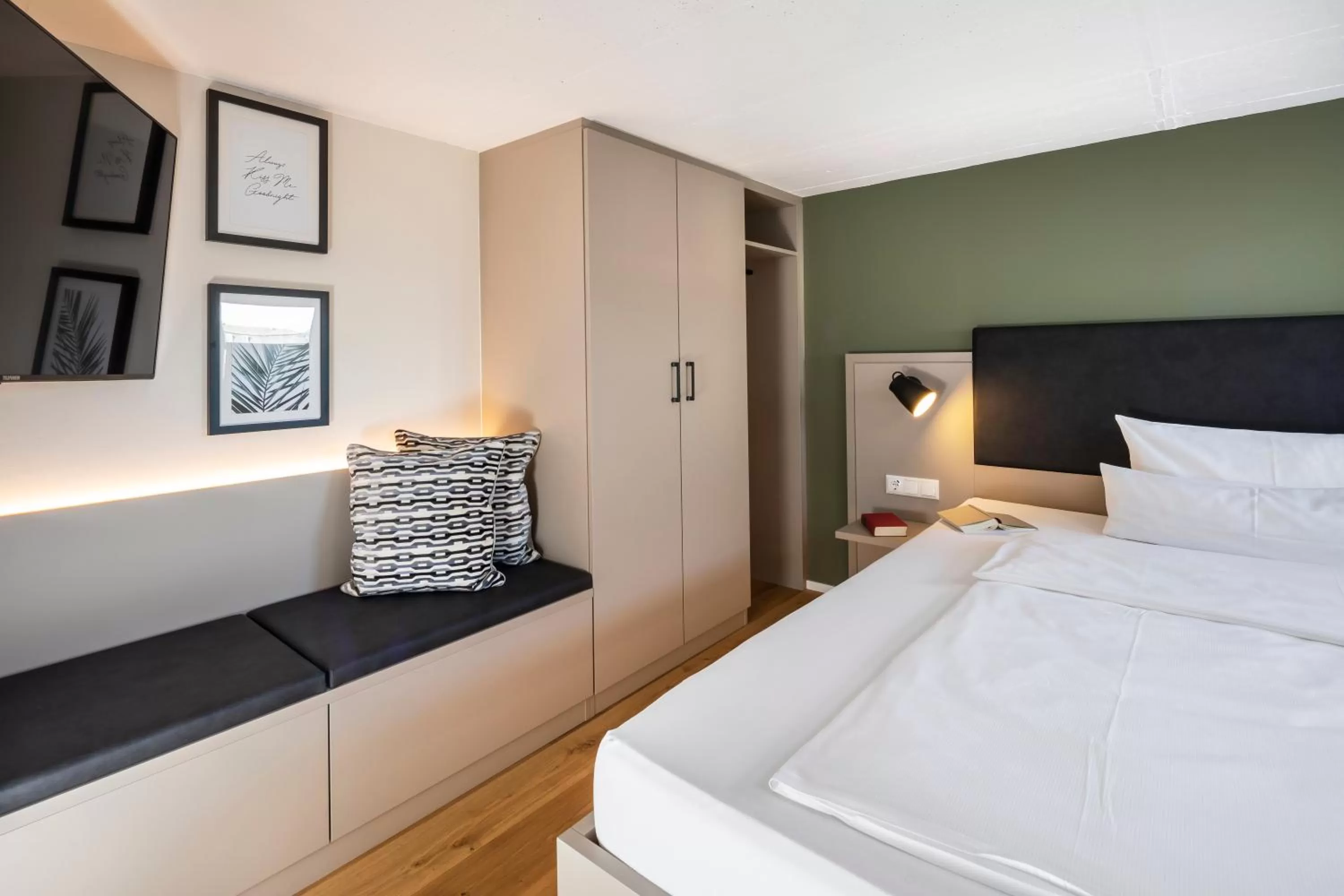 Photo of the whole room, Bed in zeitwohnhaus SUITE-HOTEL & SERVICED APARTMENTS