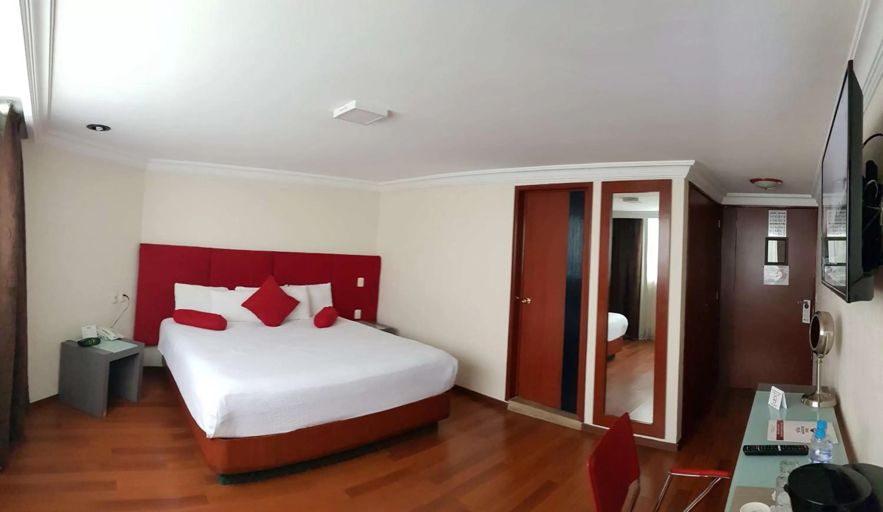 Photo of the whole room, Bed in Best Western Plus Gran Marques