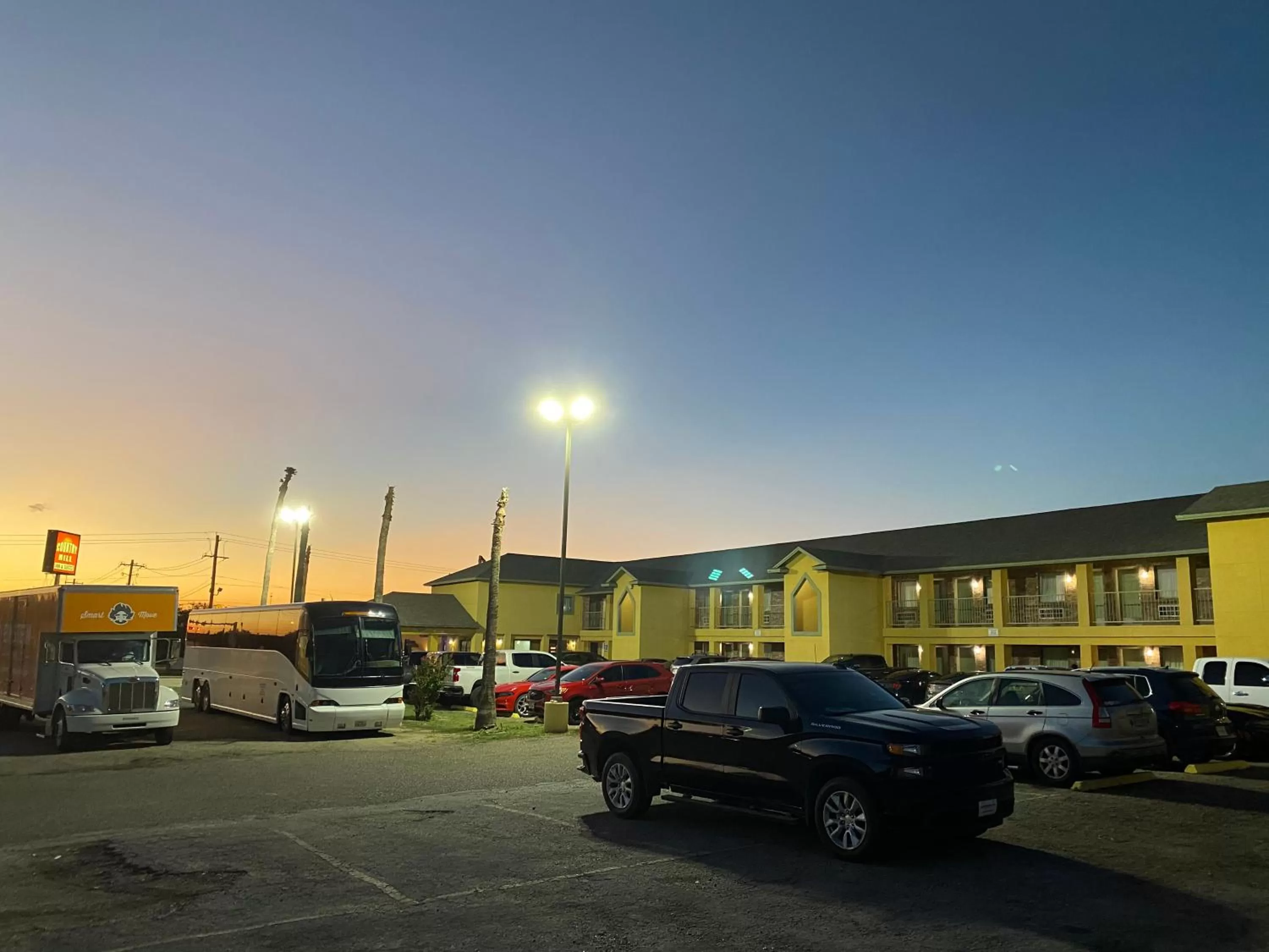 Sunset in Country Hill Inn & Suite Eagle Pass