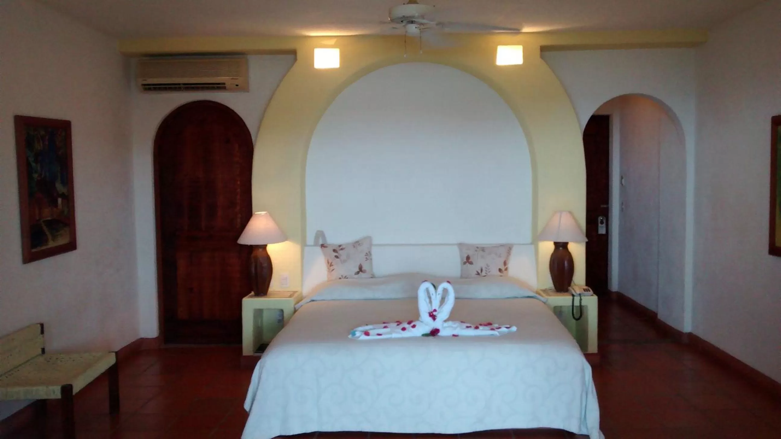 Bed in Hotel Catalina Beach Resort