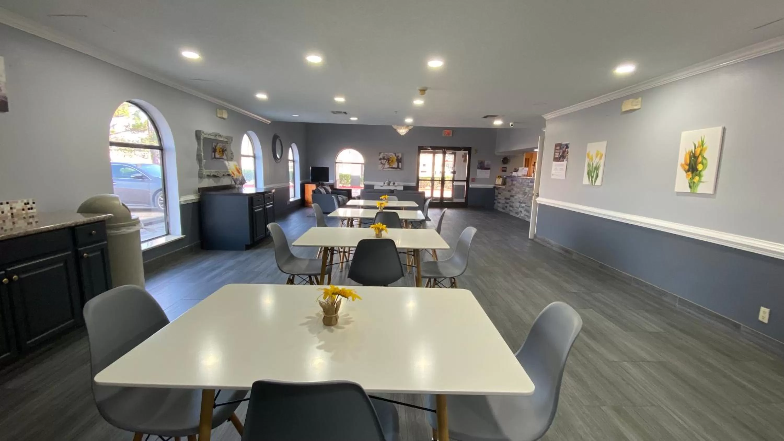 Breakfast in Days Inn & Suites by Wyndham Winnie