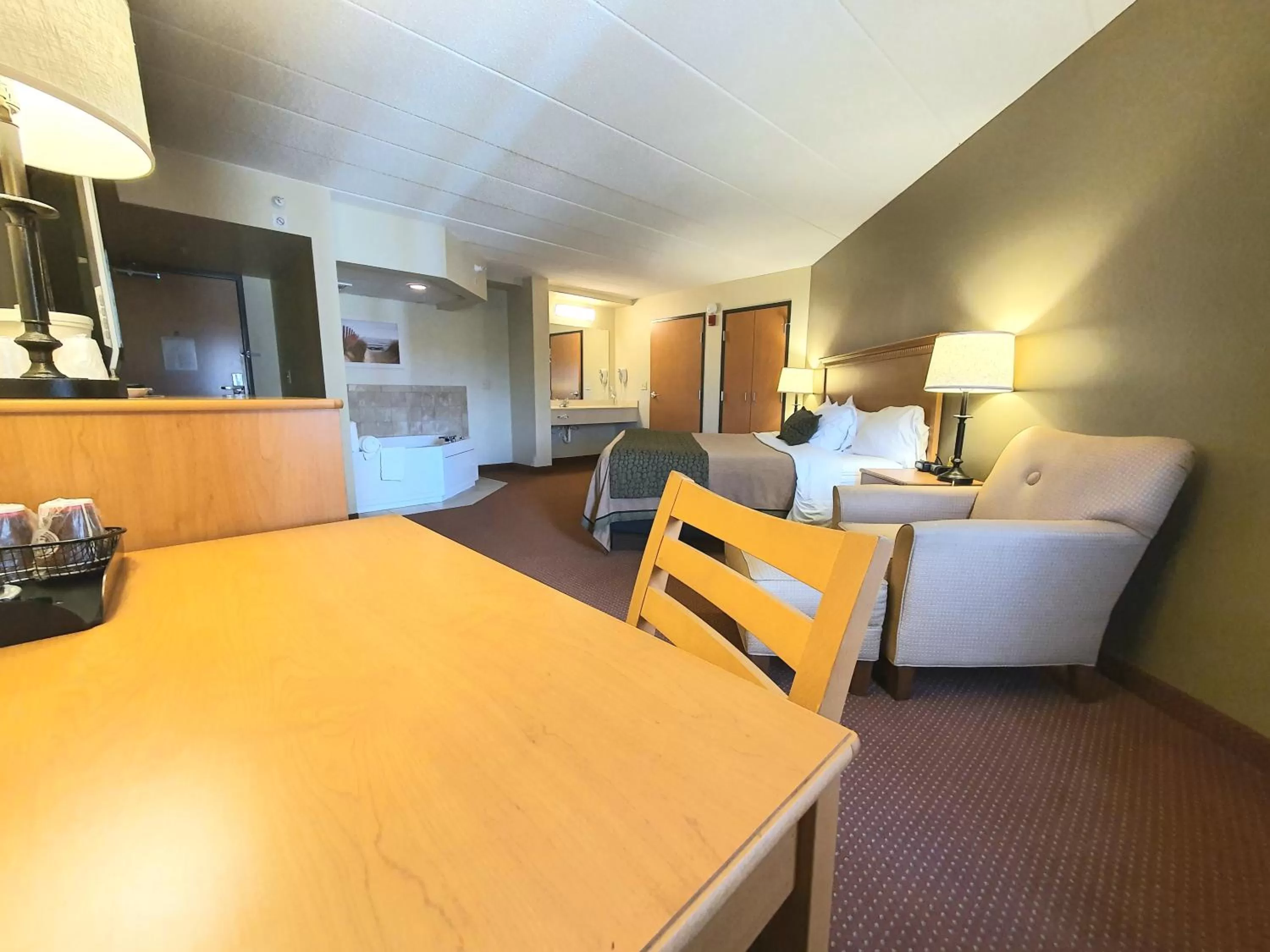 King Suite with Spa Bath in AmeriVu Inn and Suites - Waconia