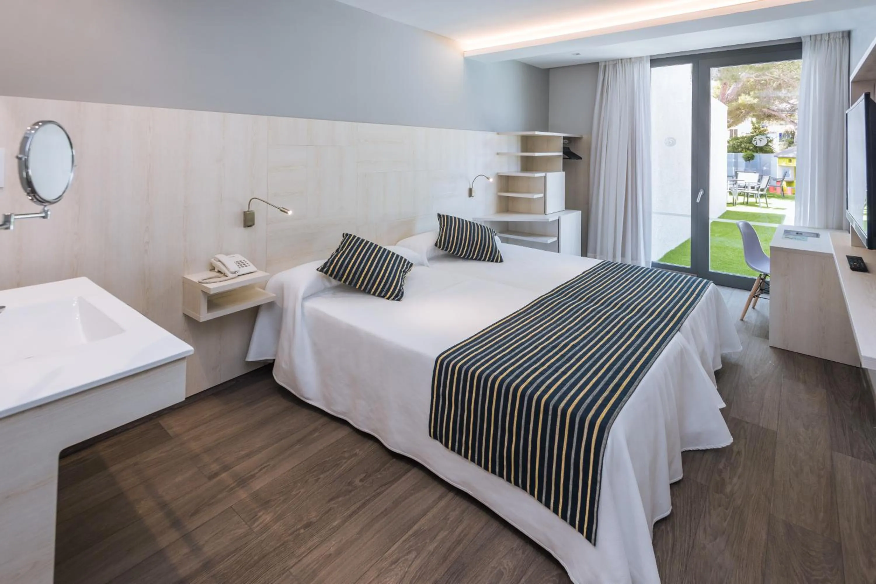 Photo of the whole room, Bed in GHT Sa Riera