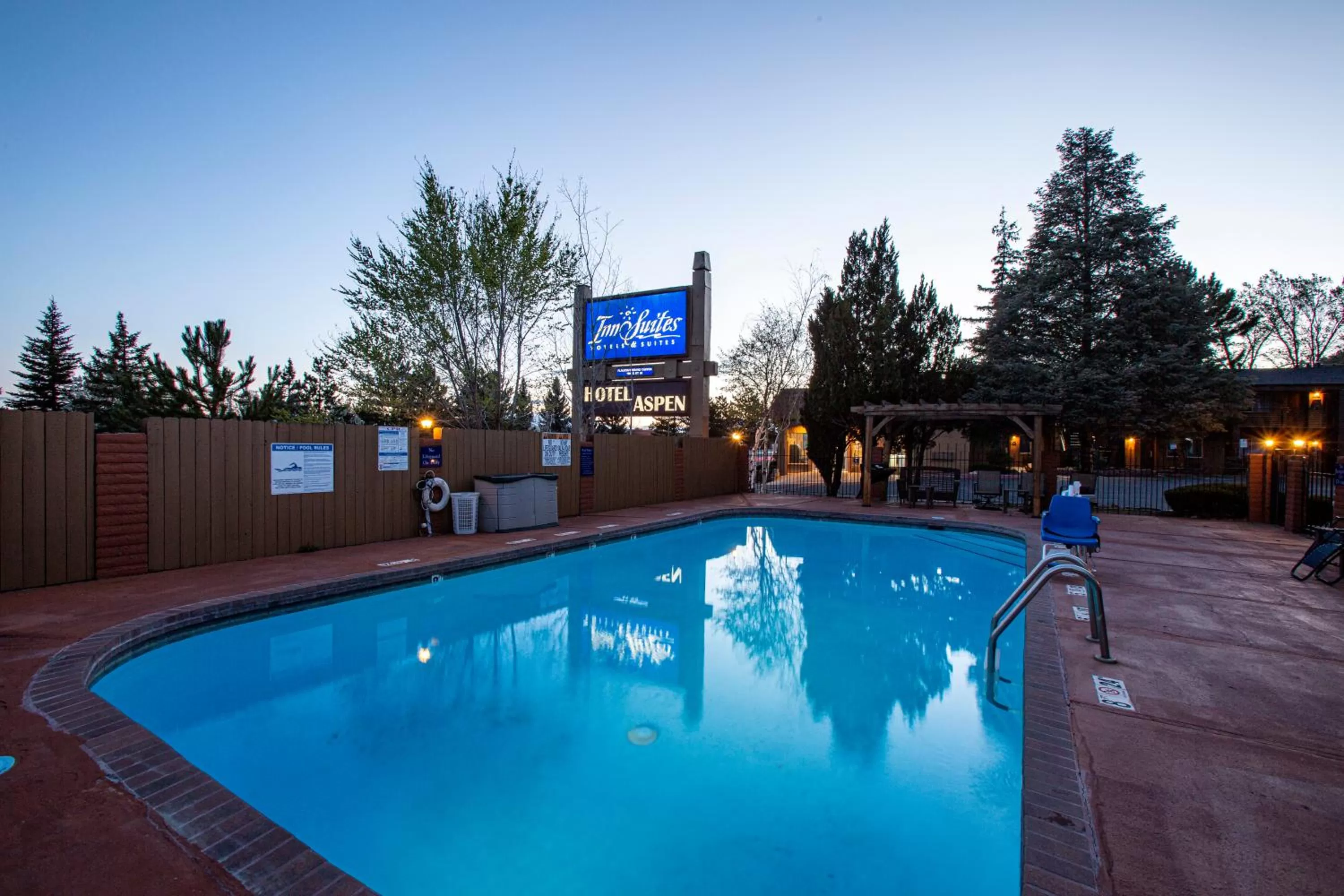 Swimming pool in Hotel Aspen Flagstaff/ Grand Canyon InnSuites