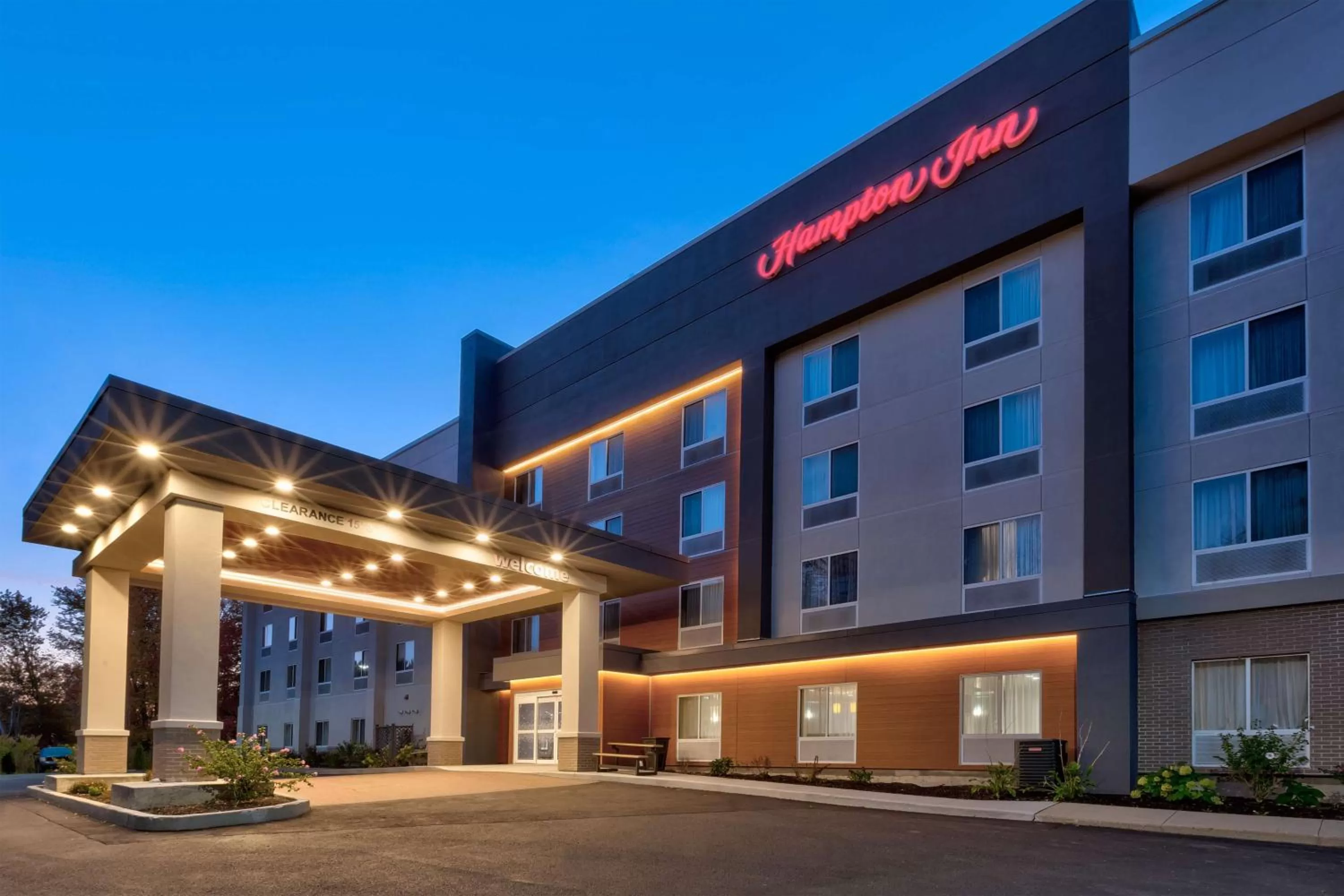 Property building in Hampton Inn Waterbury