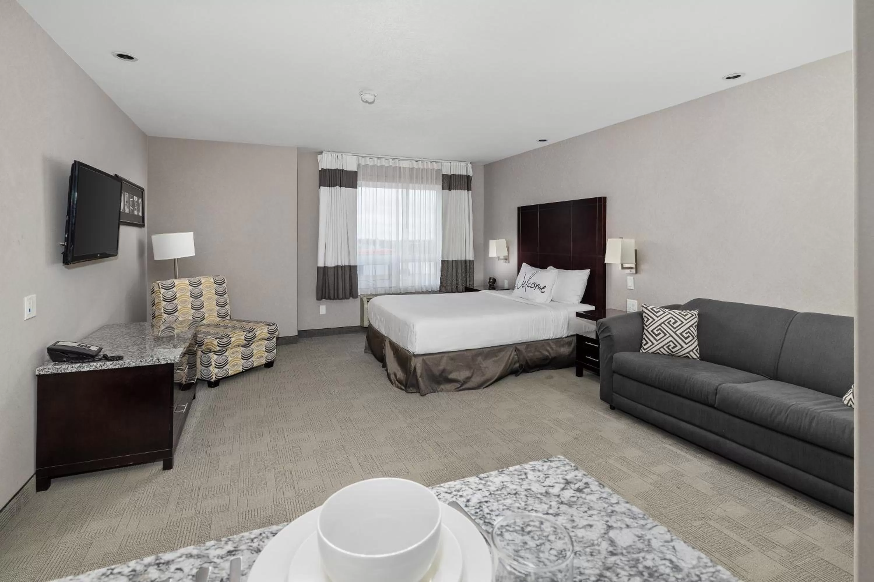 Photo of the whole room, Bed in Home Inn & Suites Yorkton