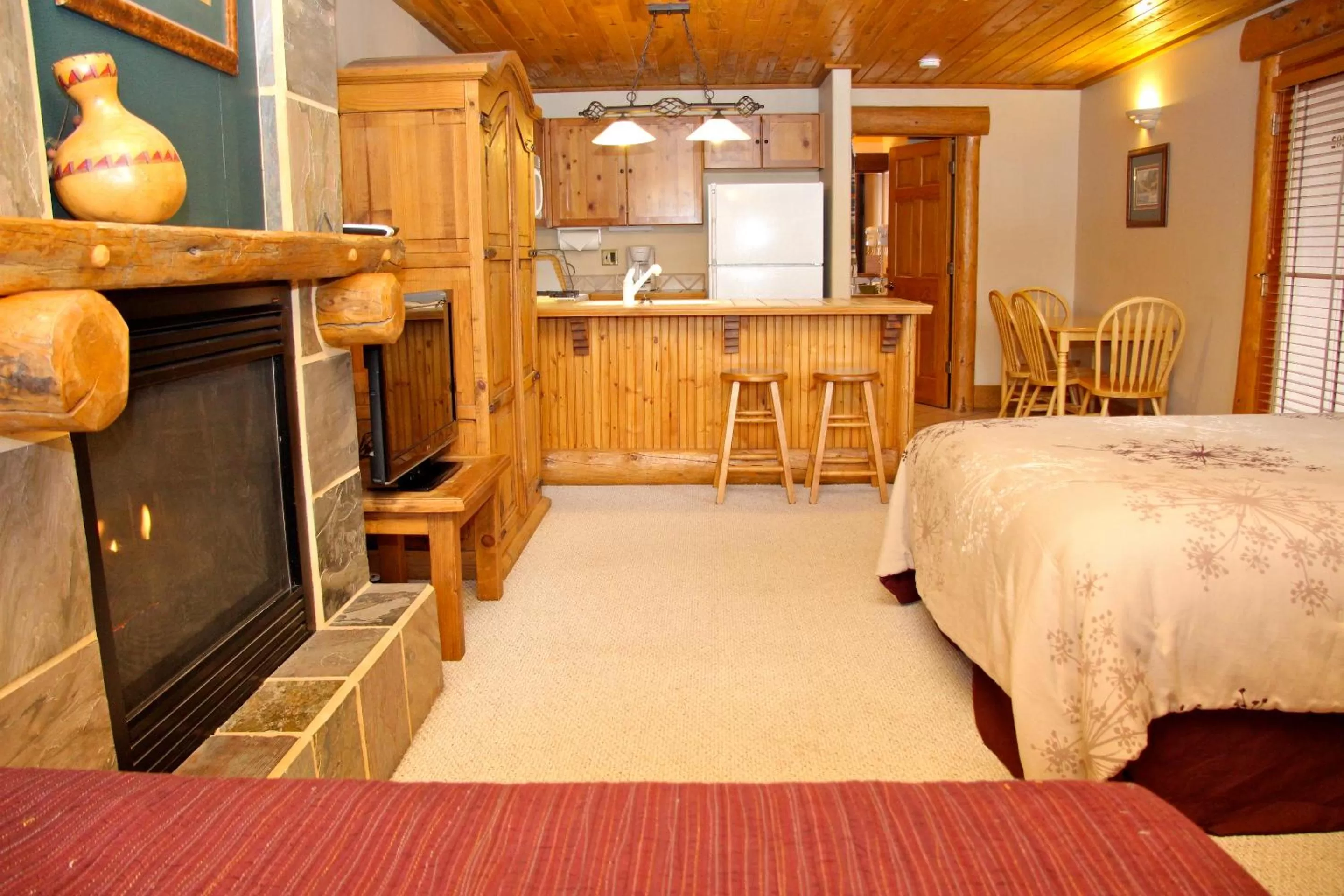 Kitchen or kitchenette, Bed in Chipeta Lodge