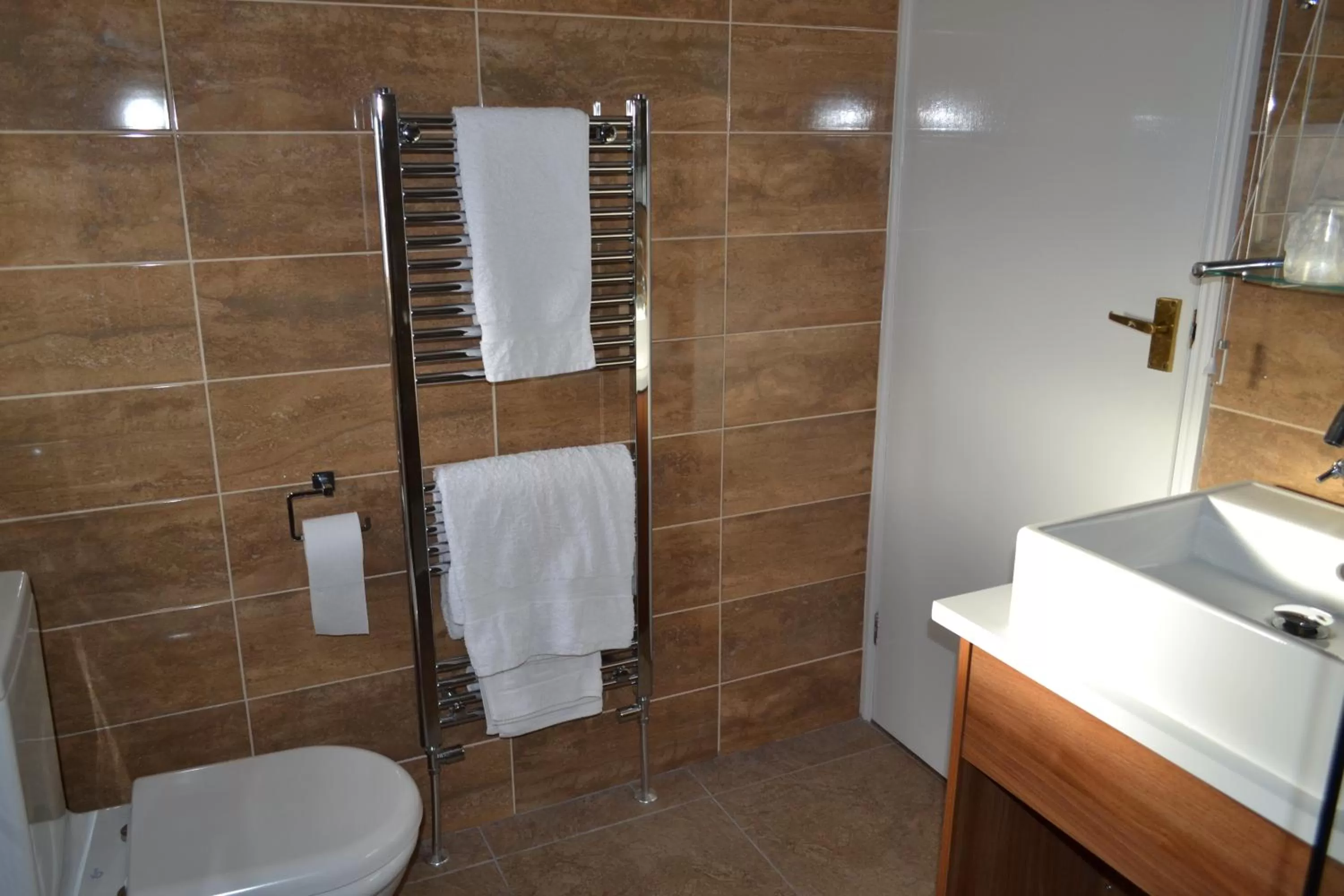 Bathroom in Oak Tree Inn