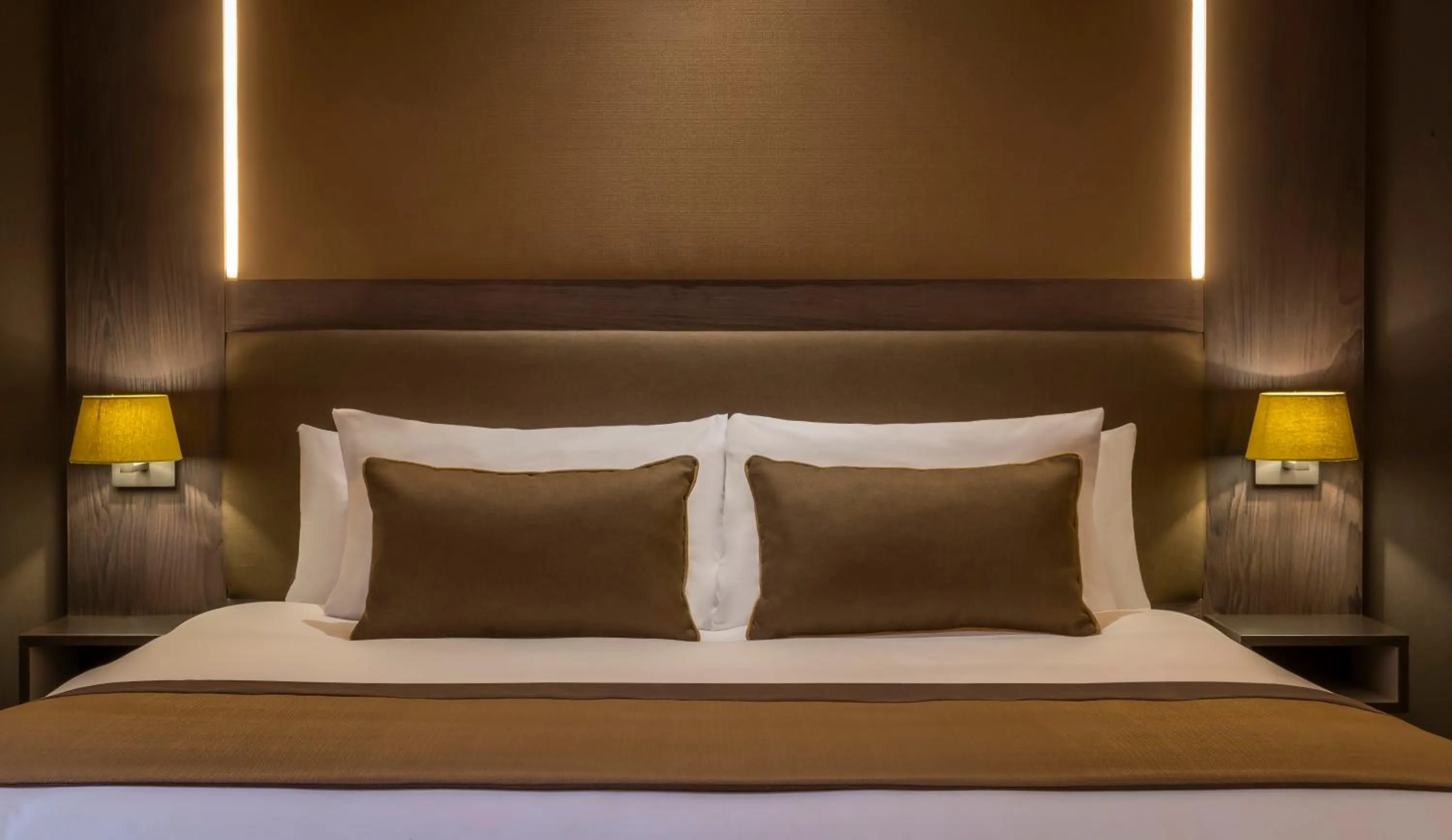 Bedroom, Bed in Belvedere Hotel, Dublin City Centre