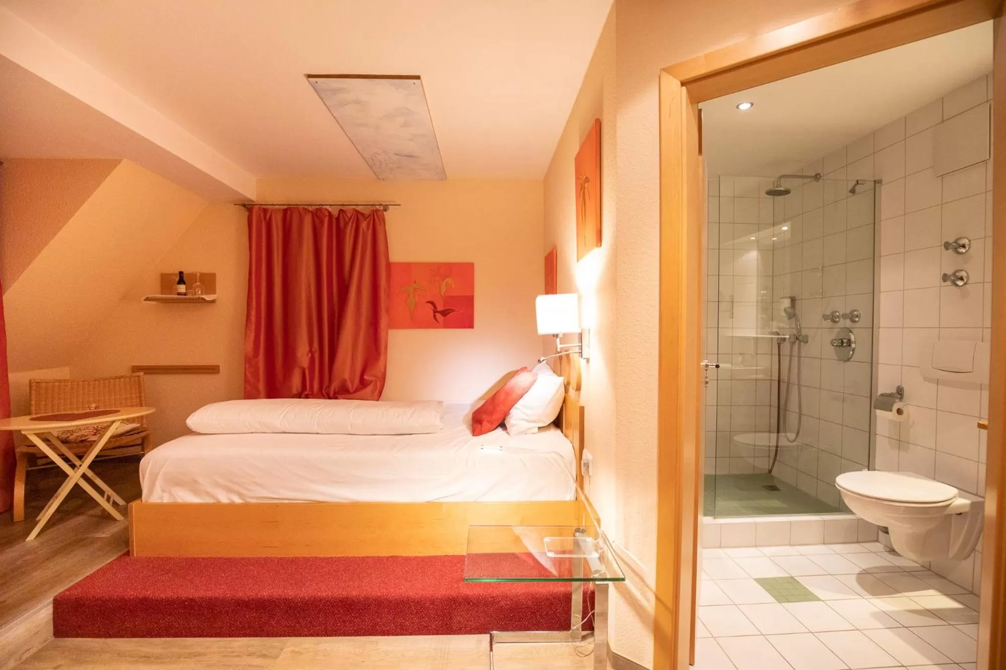 Shower, Bed in Hotel Restaurant Grüner Baum und Altes Tor