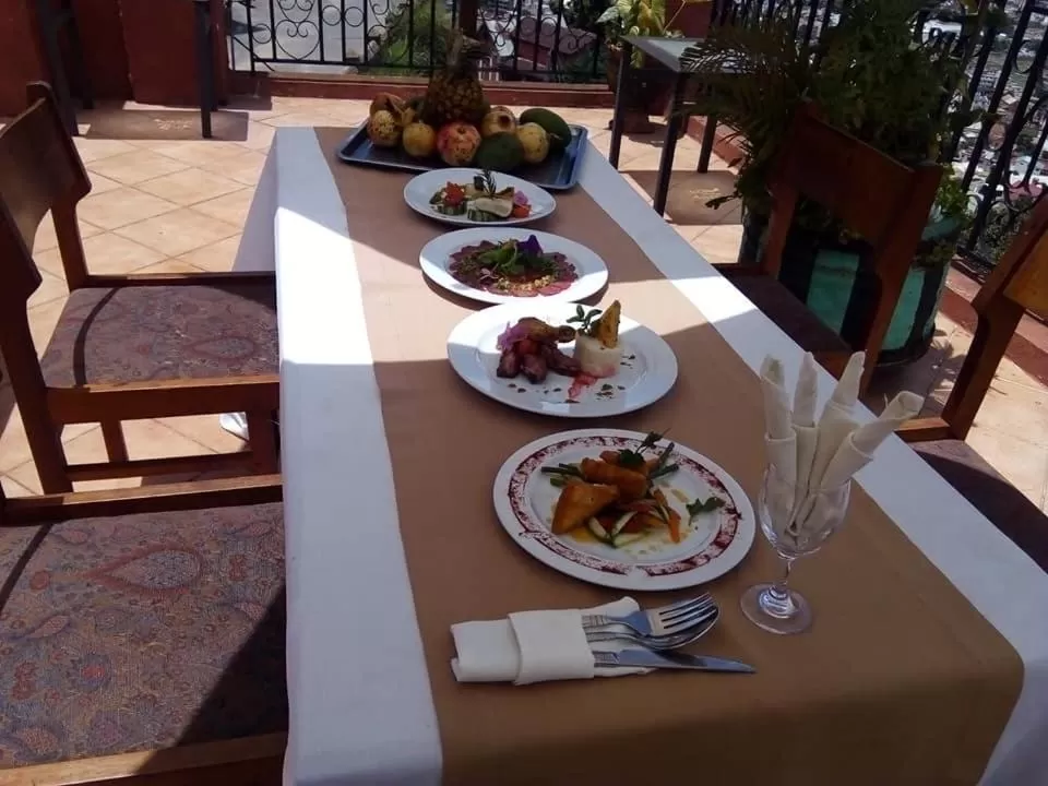 Restaurant/places to eat in Relais De La Haute Ville Tana