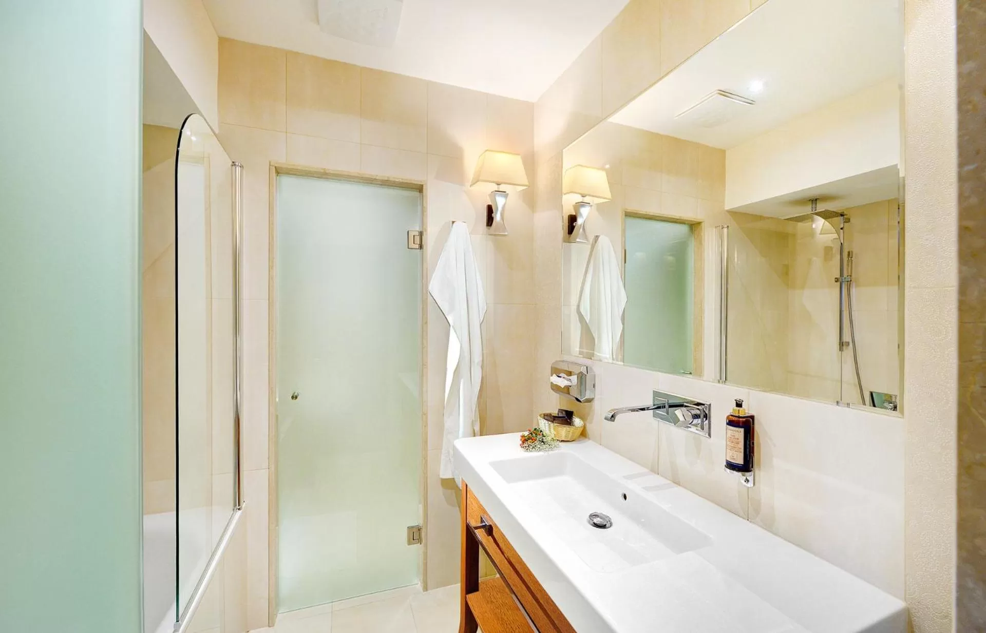 Shower in Grand Hotel Praha