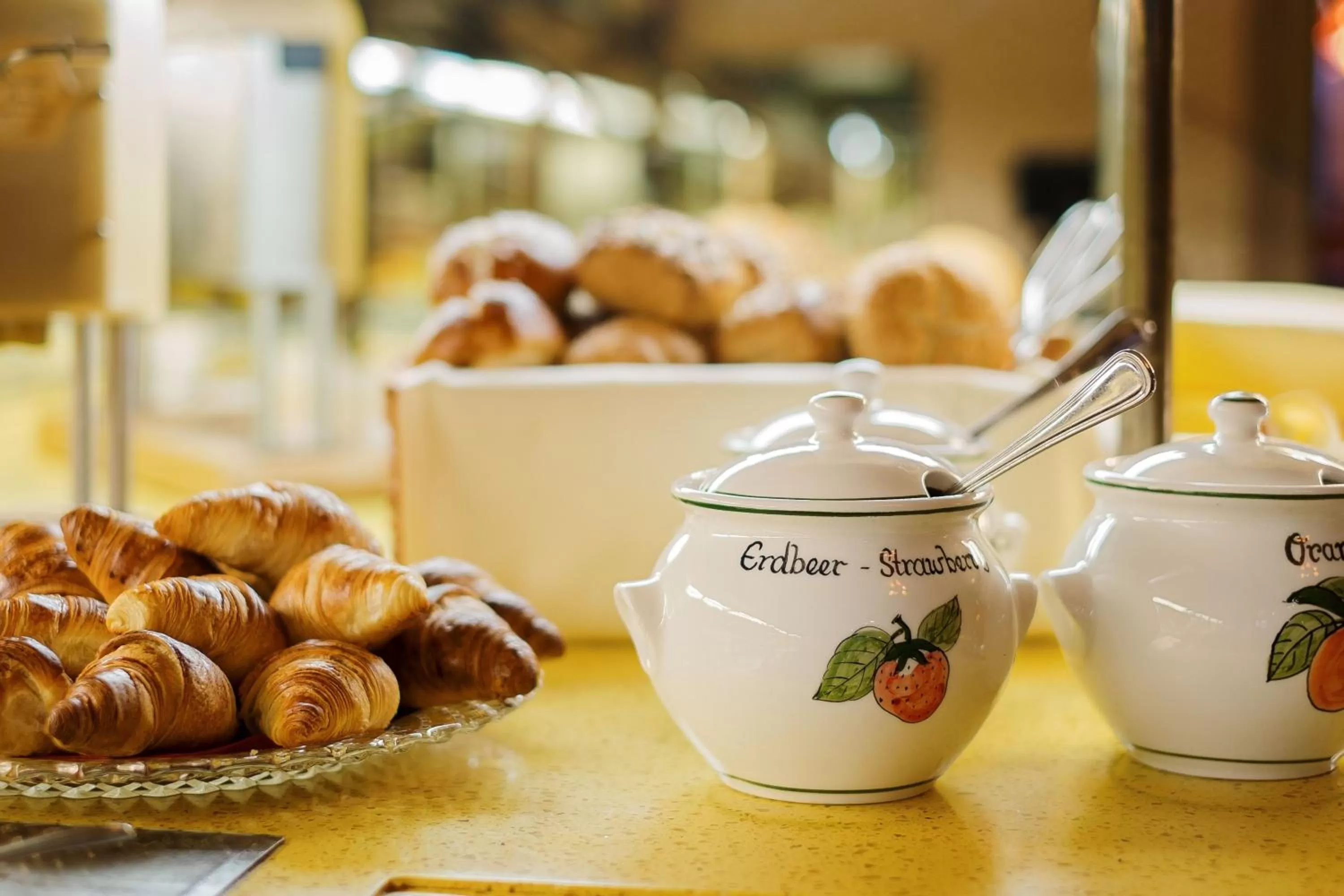 Restaurant/places to eat in Hotel City House