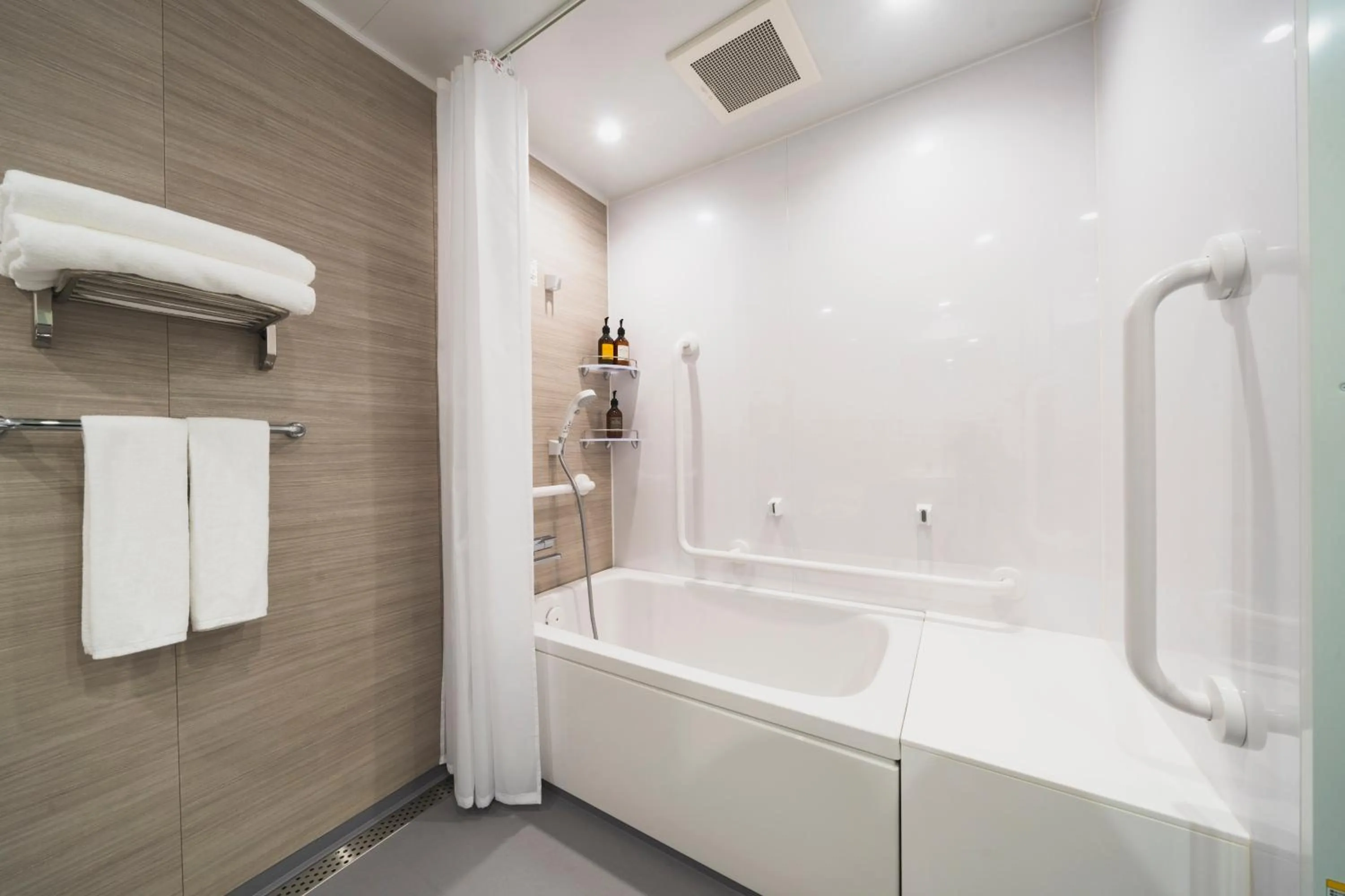 Bathroom in Rembrandt Style Naha