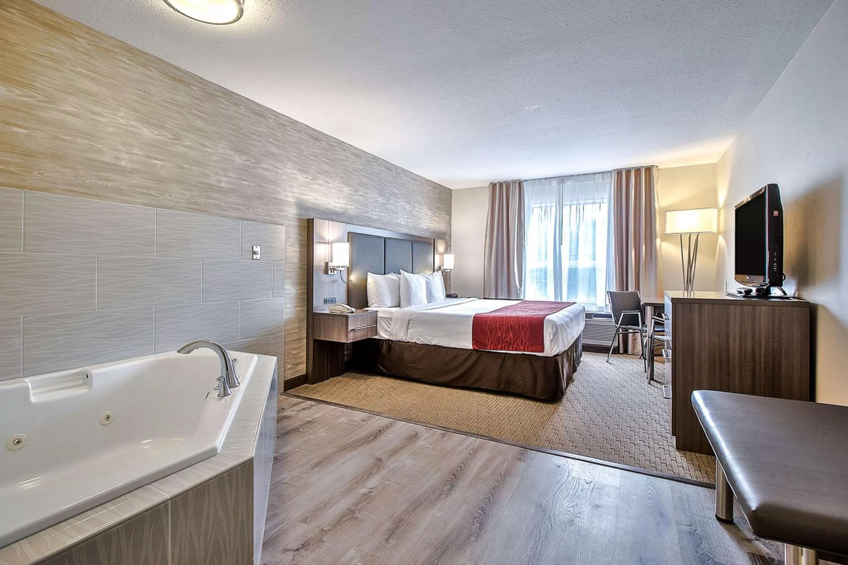 Photo of the whole room, Bed in Comfort Inn & Suites South