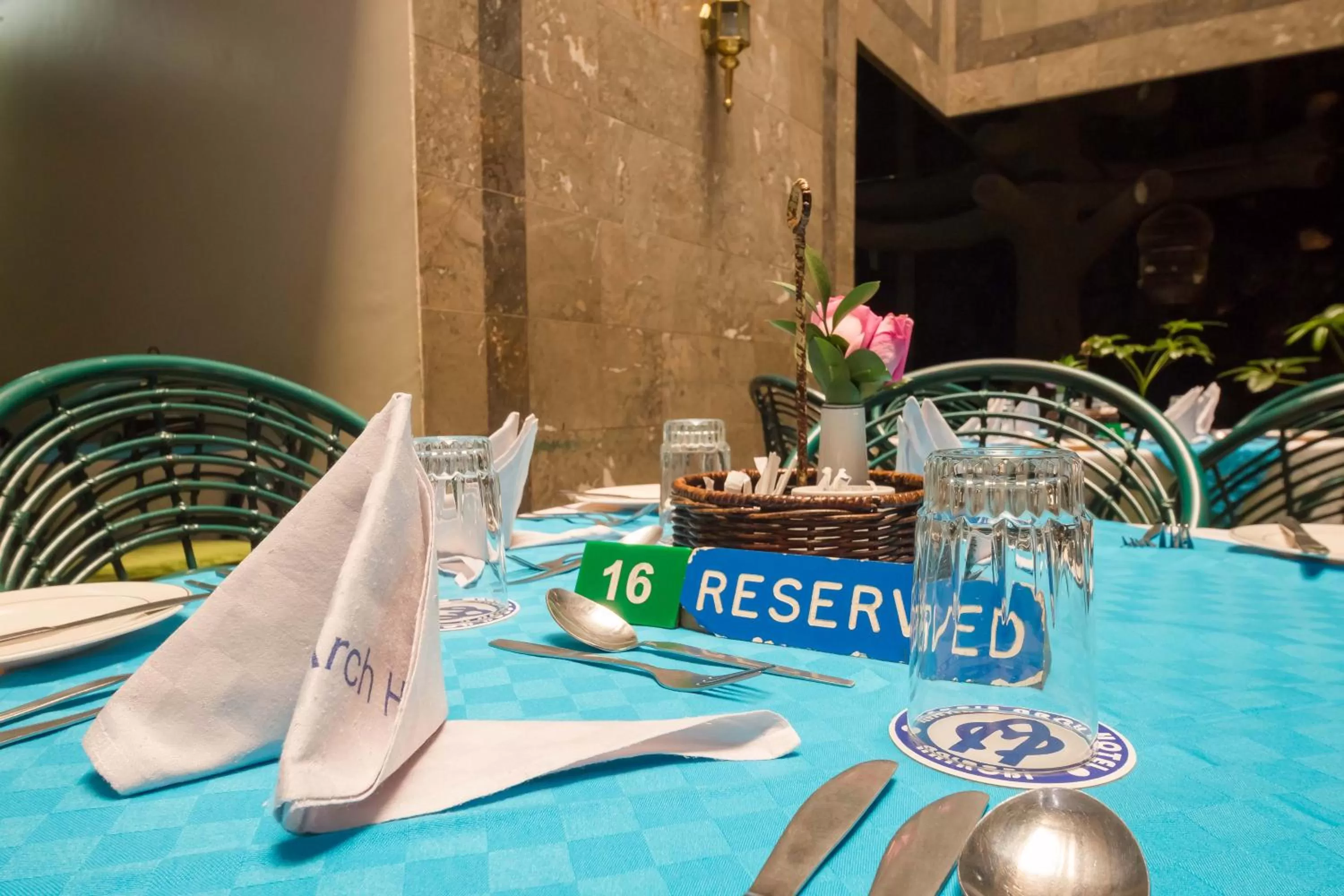 Restaurant/places to eat in Marble Arch Hotel