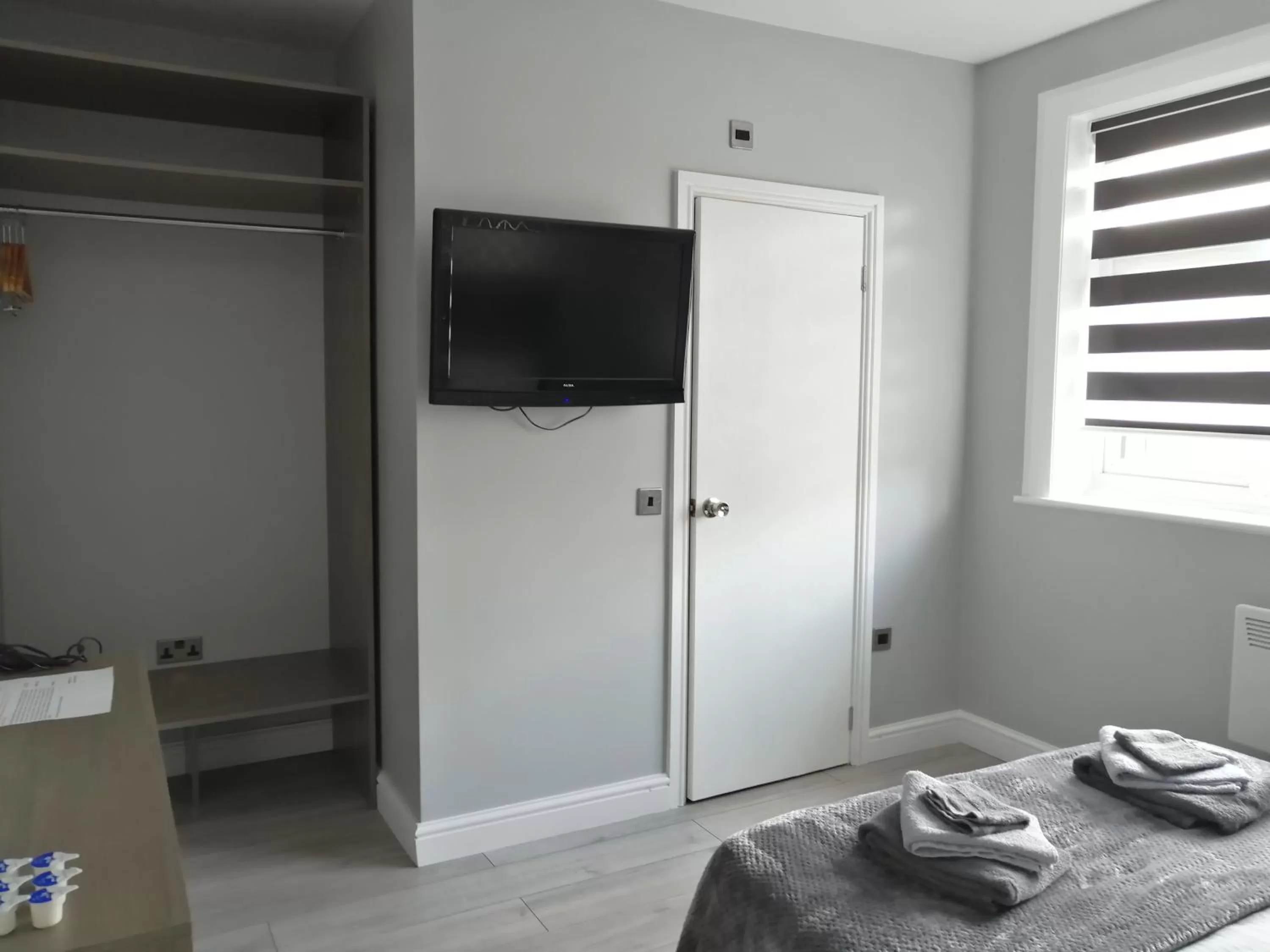 TV and multimedia, TV/Entertainment Center in Encore Rooms