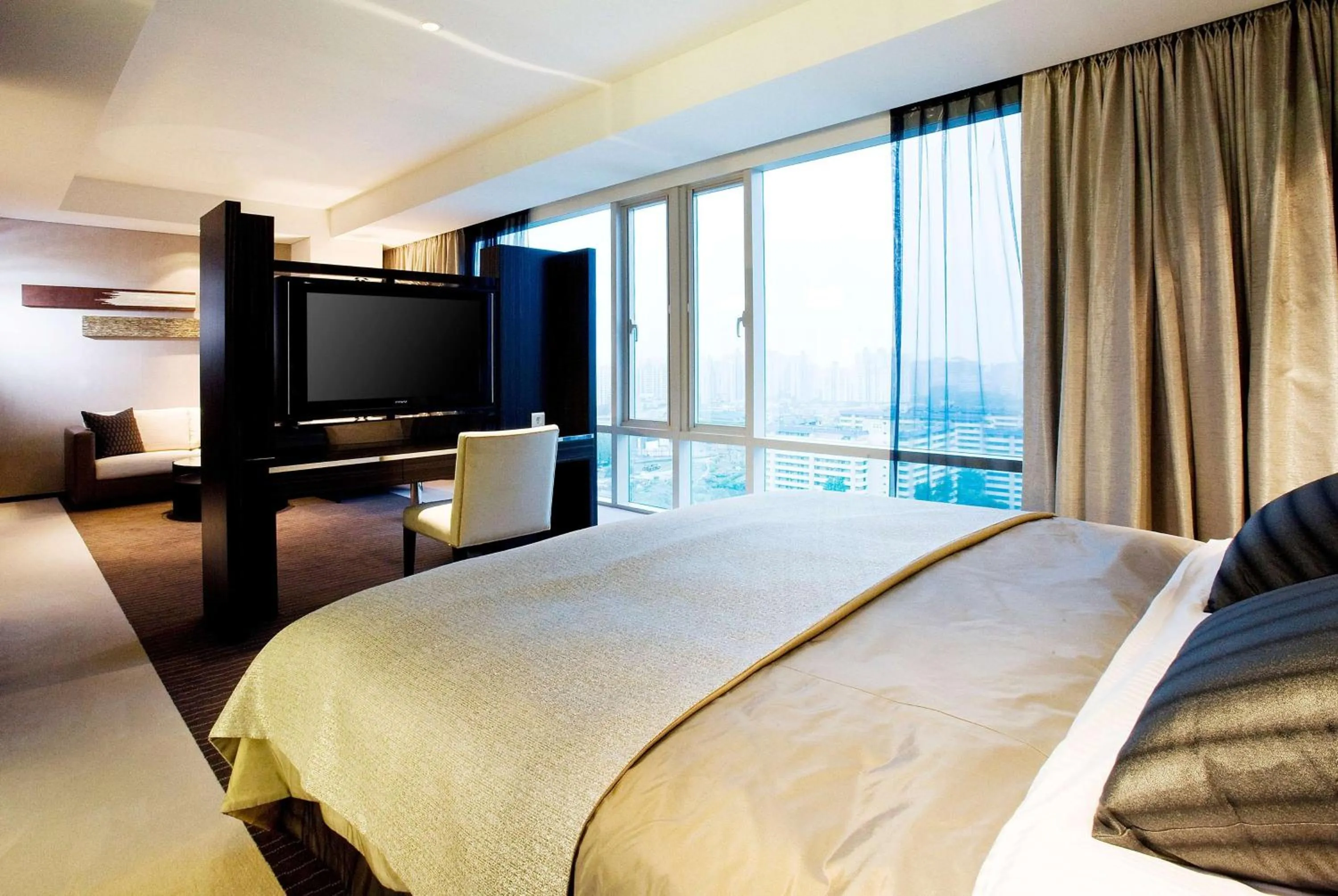 Bed in Ramada Plaza by Wyndham Suwon