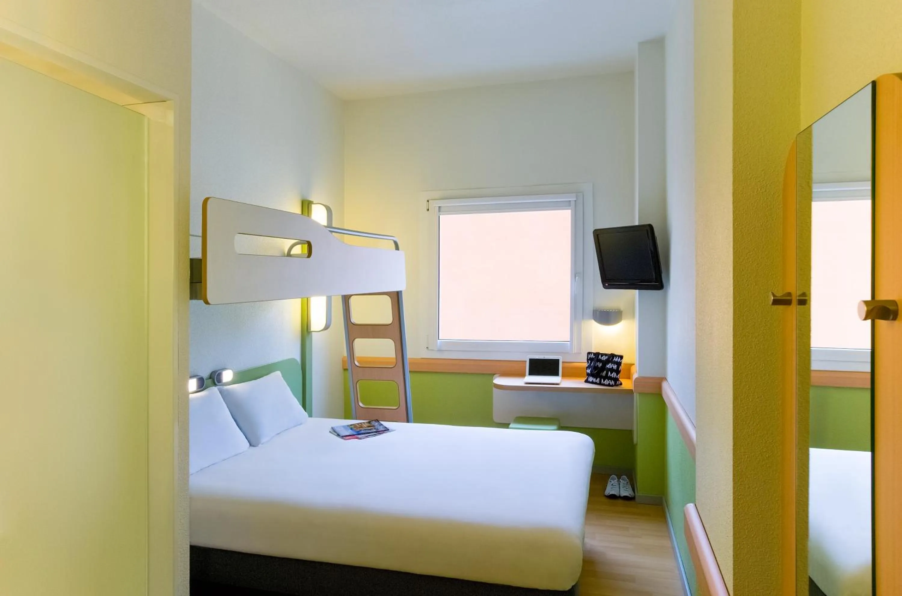 Bedroom, Bed in Ibis Budget Madrid Getafe