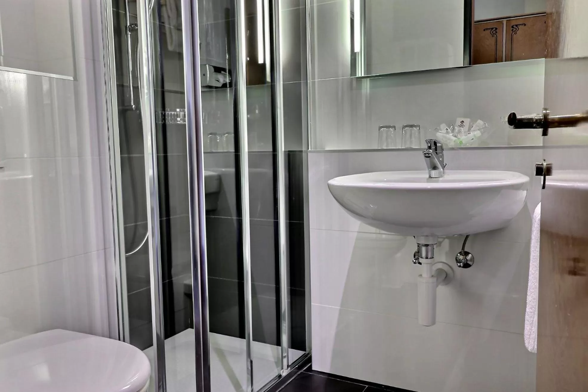 Shower in Best Western Plus Hotel Mirabeau