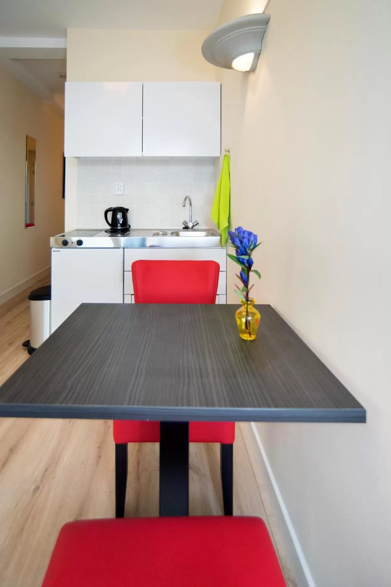 Kitchen/Kitchenette in Midtown Hotel Twin Studio