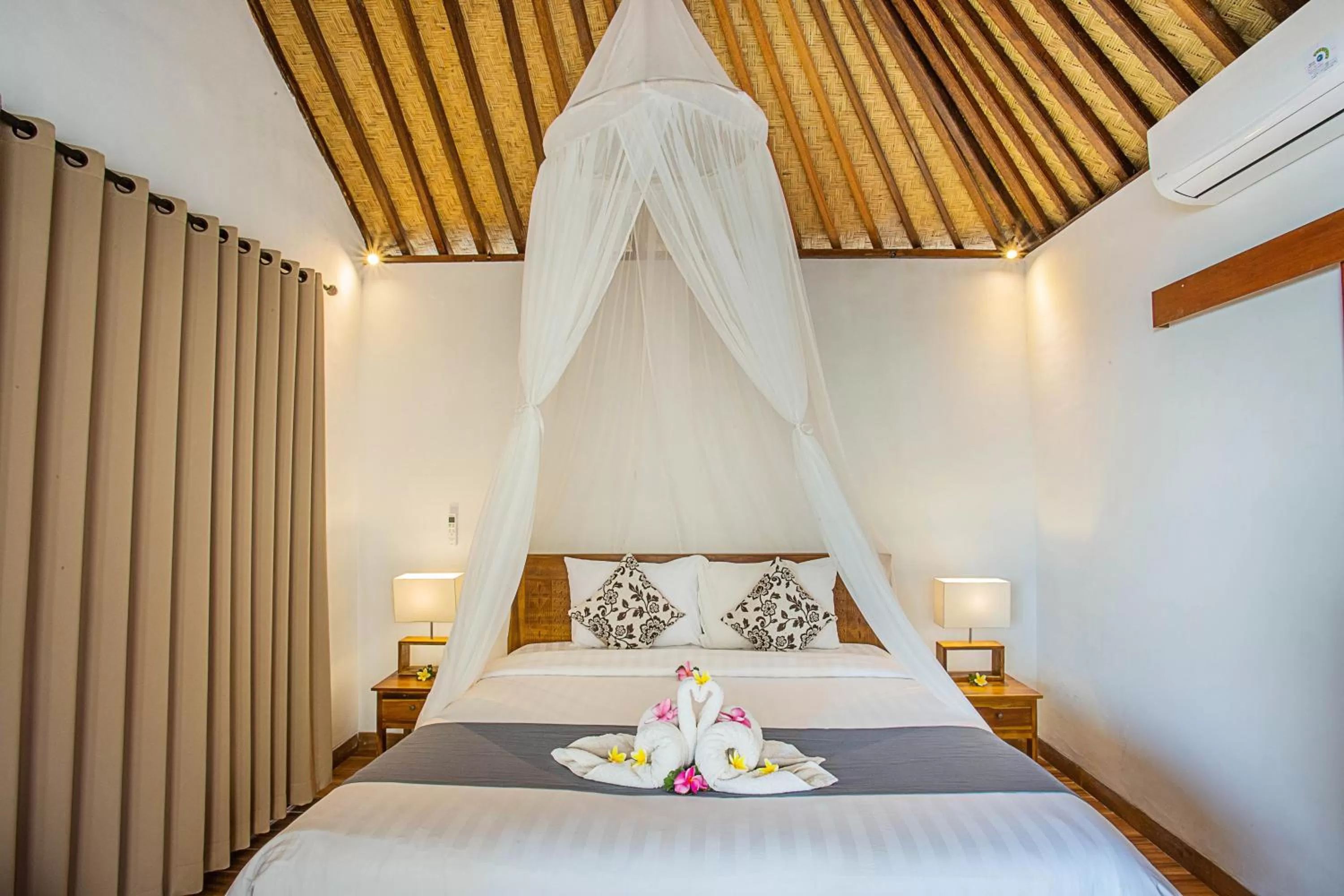 Bed in Nusa Veranda Sunset Villas & Restaurant