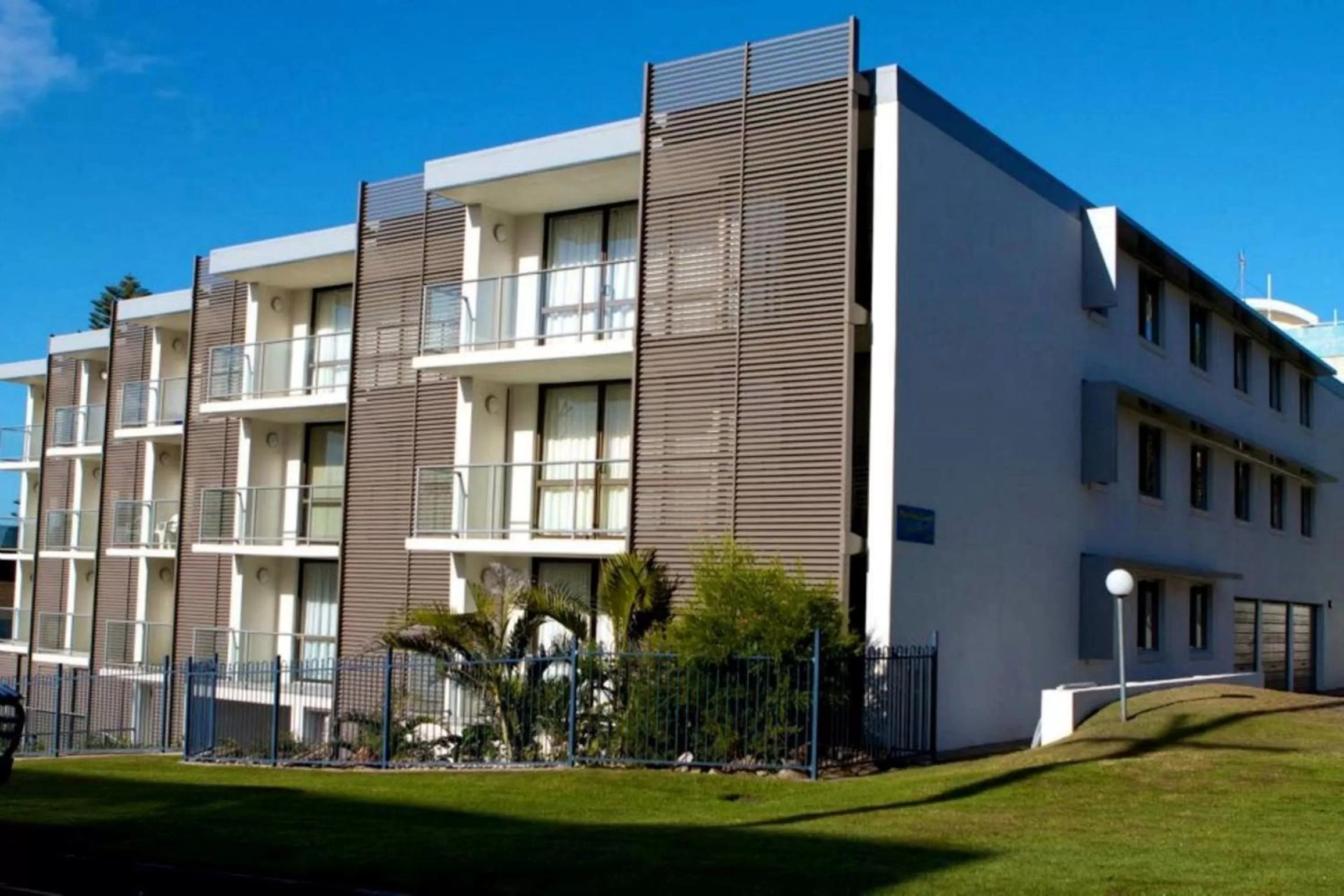 Property building in Merrima Court Holidays