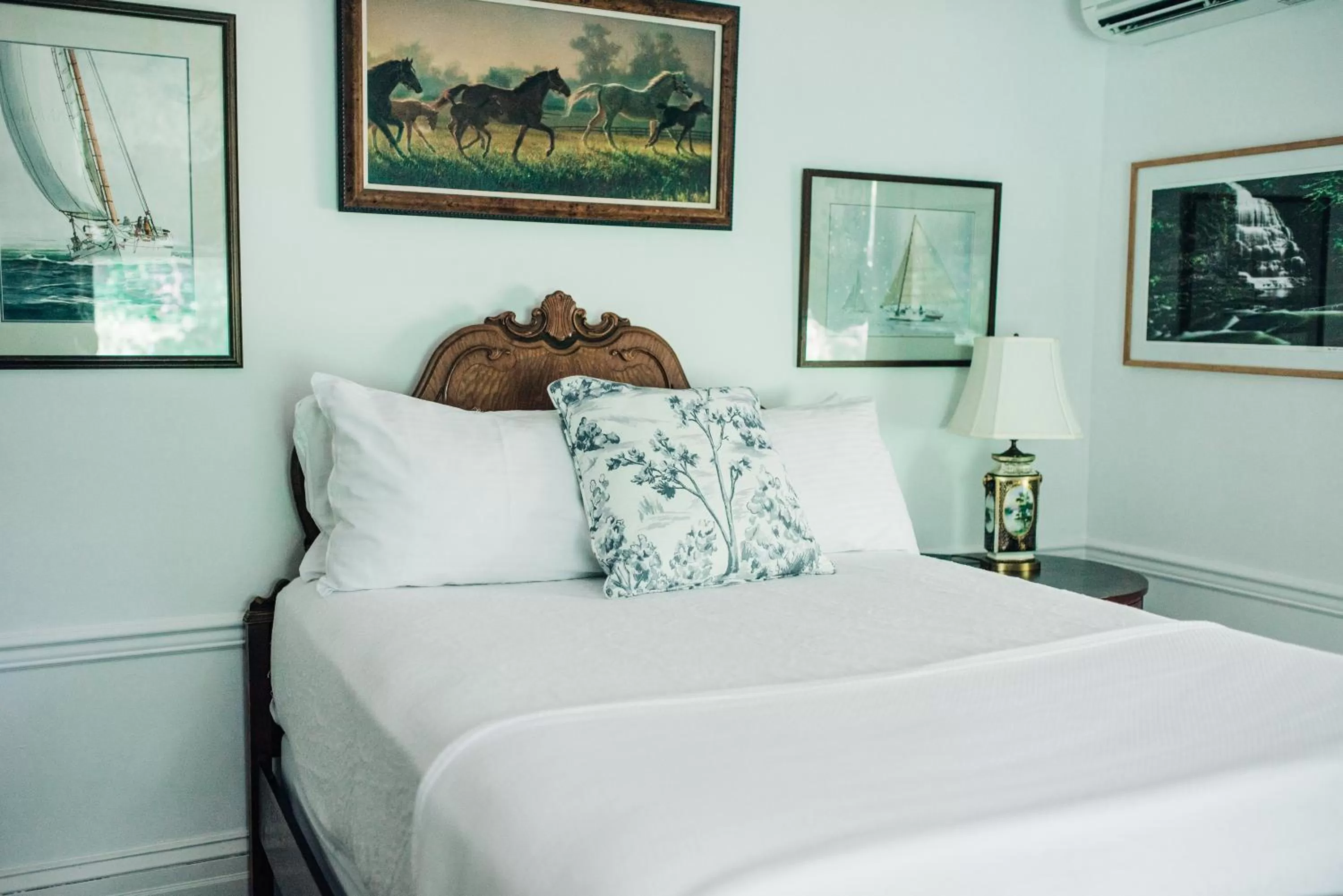 Bed in Benn Conger Inn